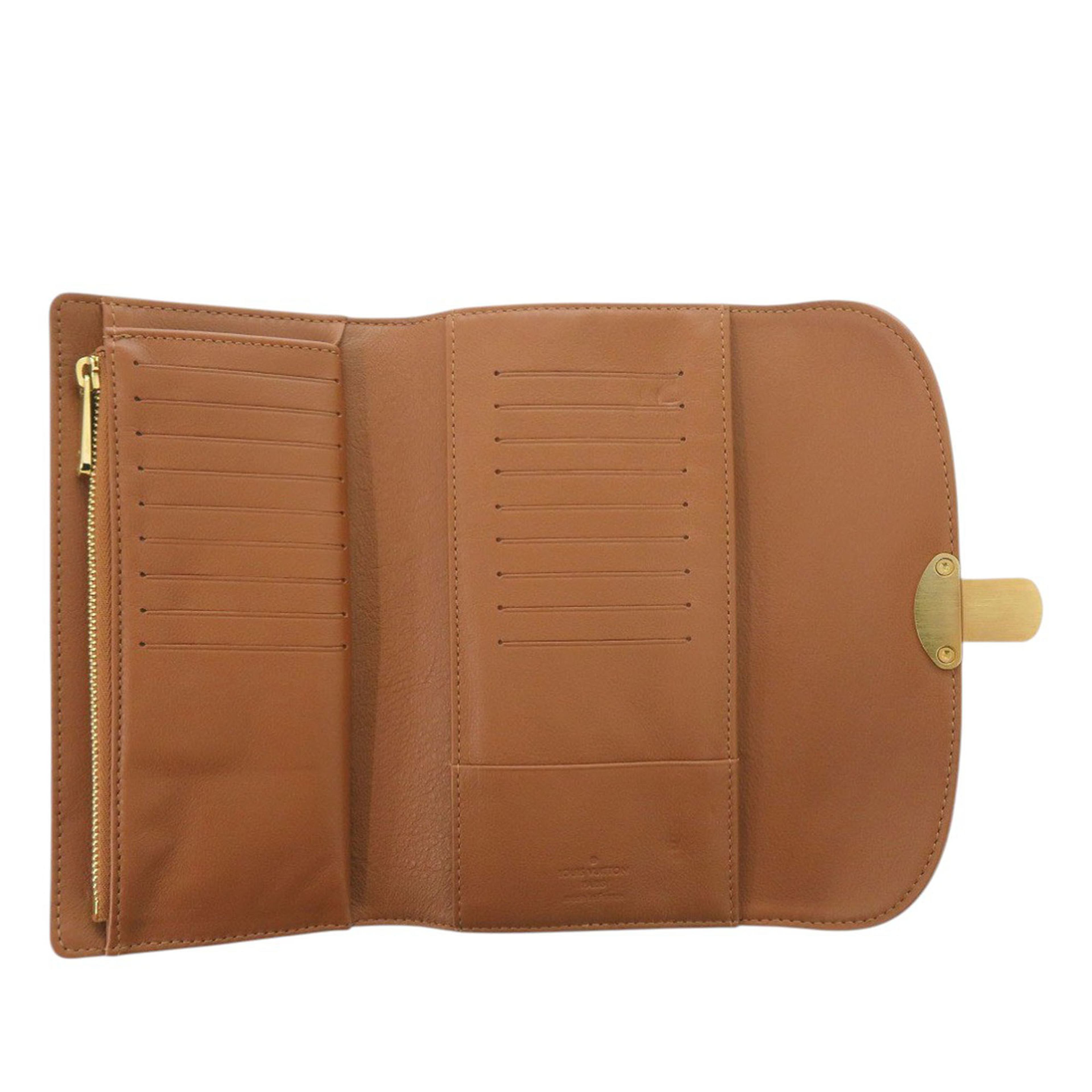 Louis Vuitton Monogram Mahina Portefeuille Amelia, från Luxclusif, i färgen camel. Klicka för att öppna bilden i stort format