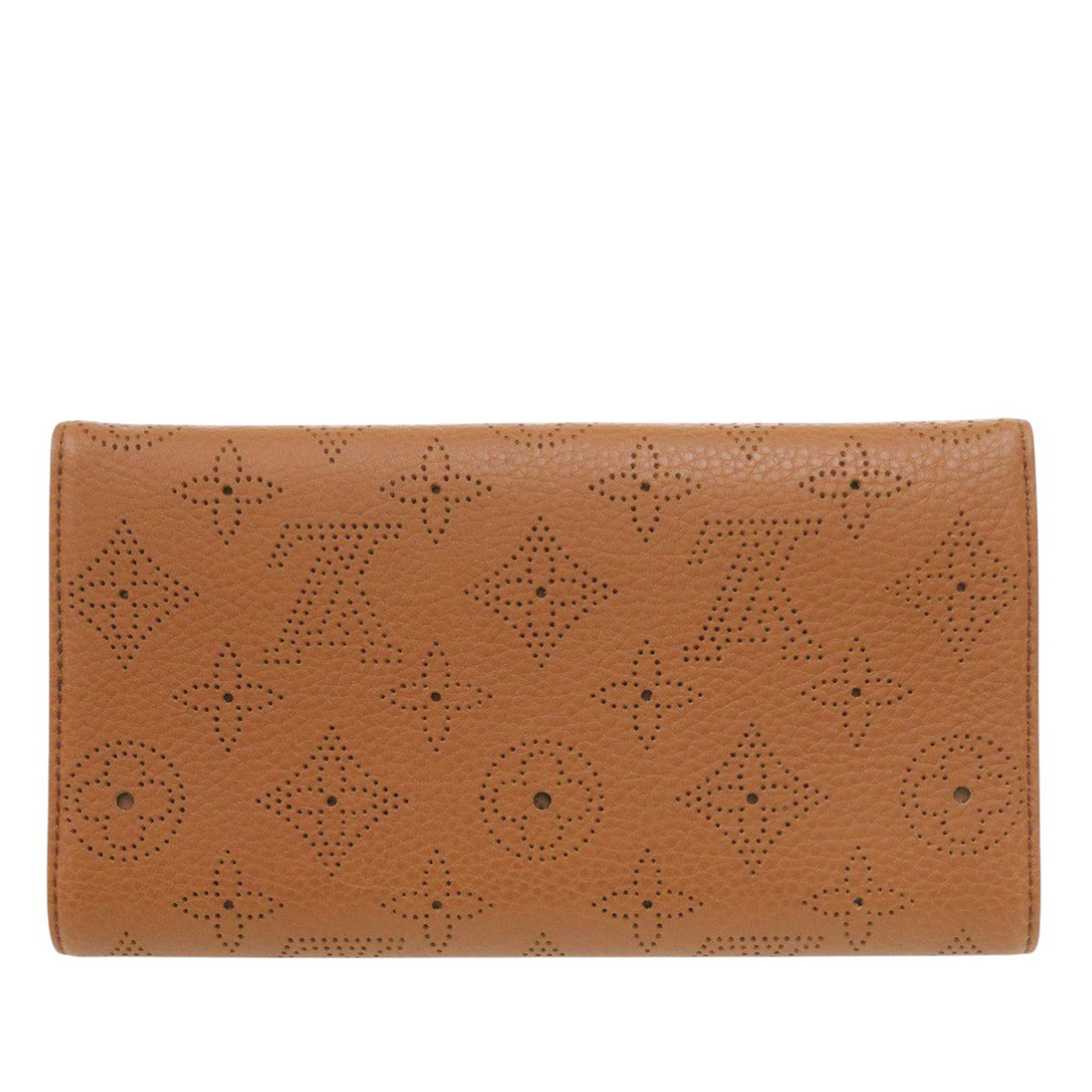 Louis Vuitton Monogram Mahina Portefeuille Amelia, från Luxclusif, i färgen camel. Klicka för att öppna bilden i stort format