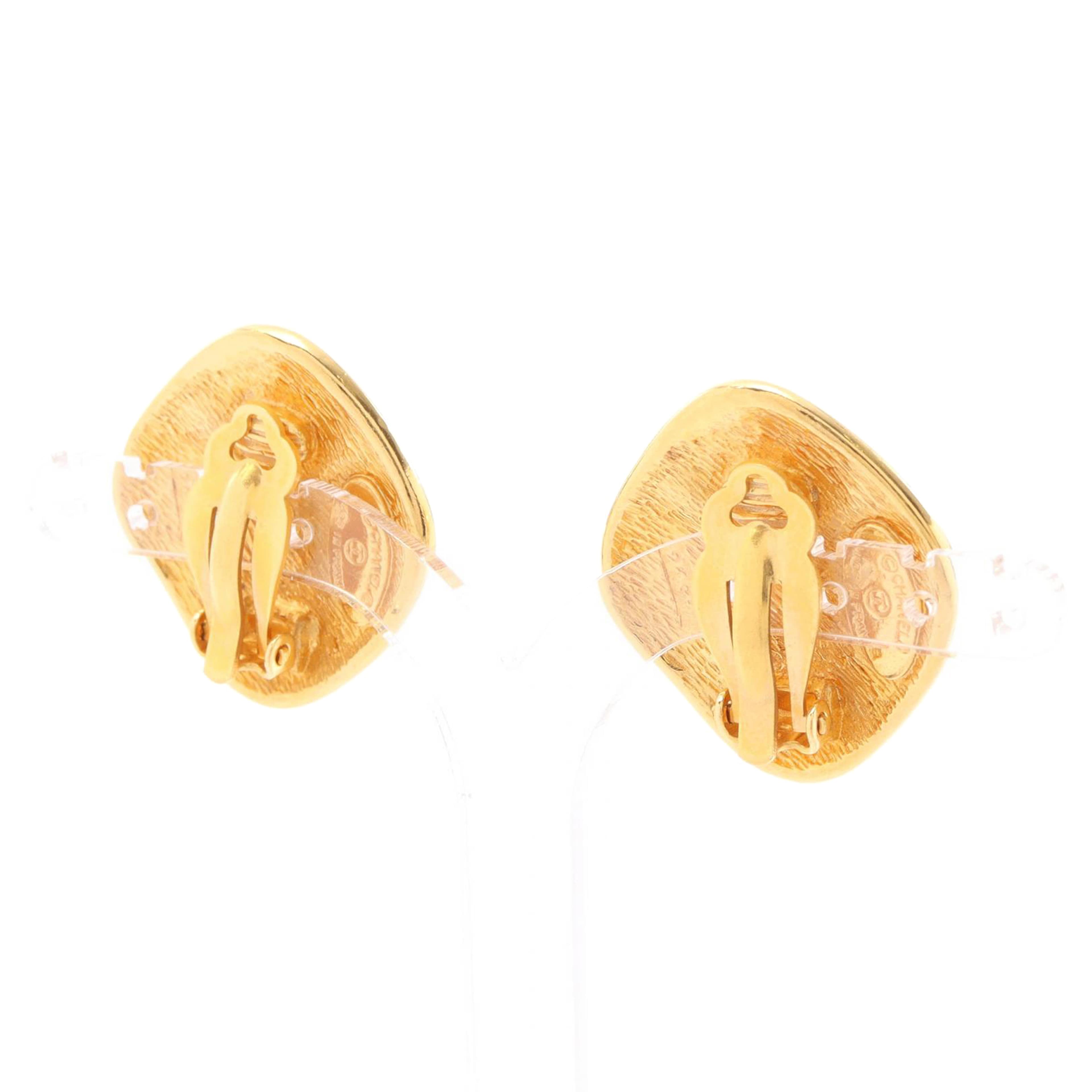 Chanel Gold Plated Quilted Rhombus Clip On Earrings, från Luxclusif, i färgen guld. Klicka för att öppna bilden i stort format