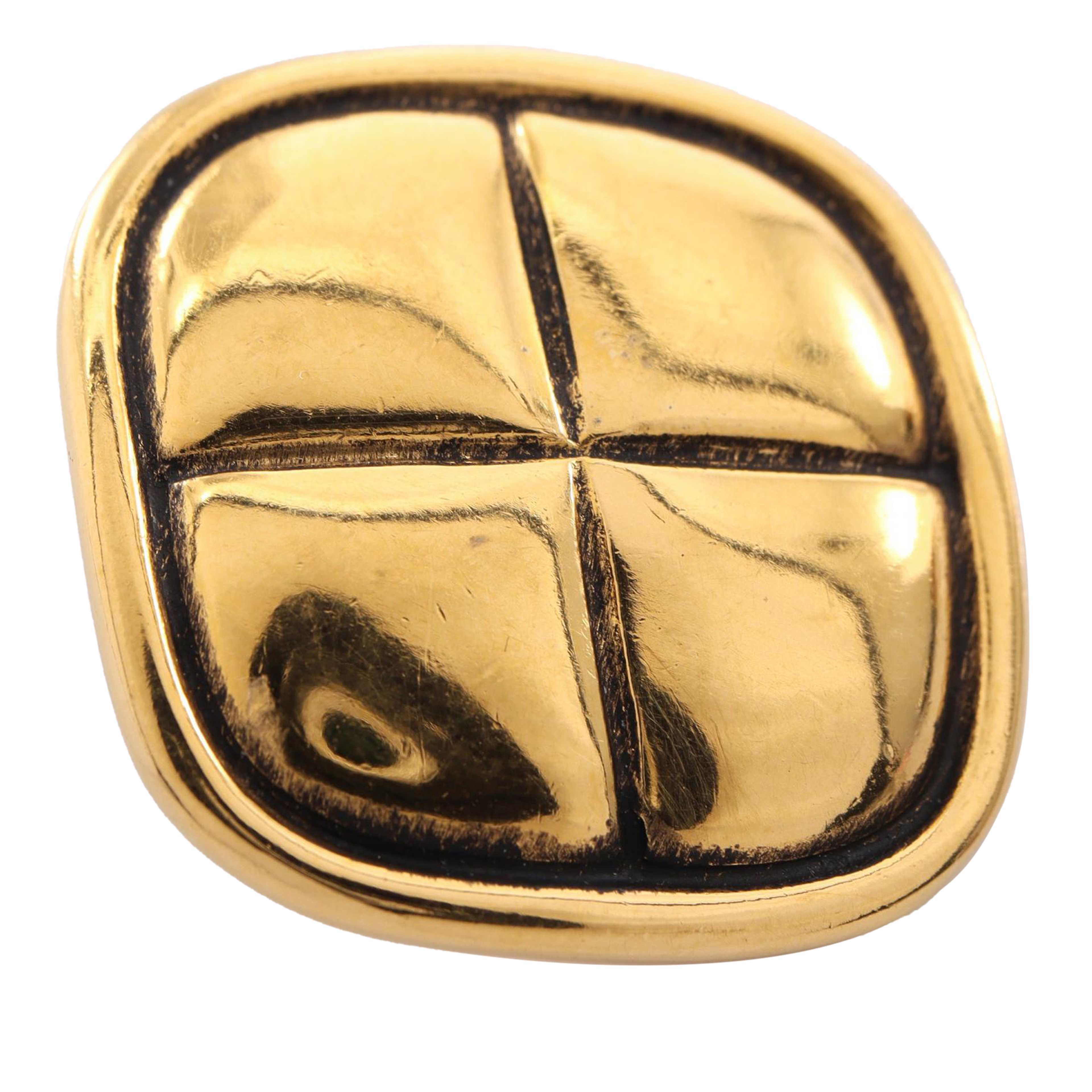 Chanel Gold Plated Quilted Rhombus Clip On Earrings, från Luxclusif, i färgen guld. Klicka för att öppna bilden i stort format