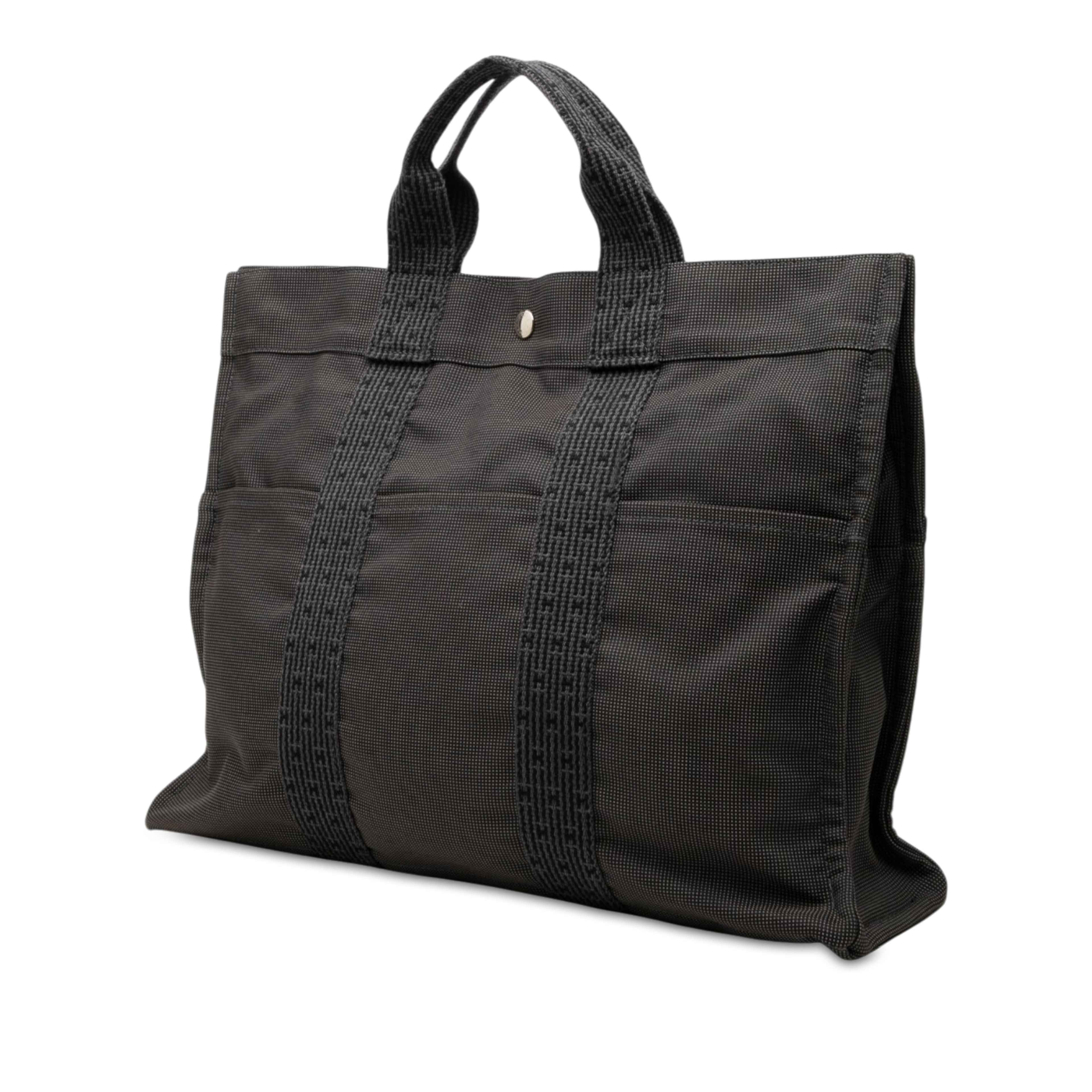 Hermès Canvas Herline Mm, från Luxclusif, i färgen grå. Klicka för att öppna bilden i stort format