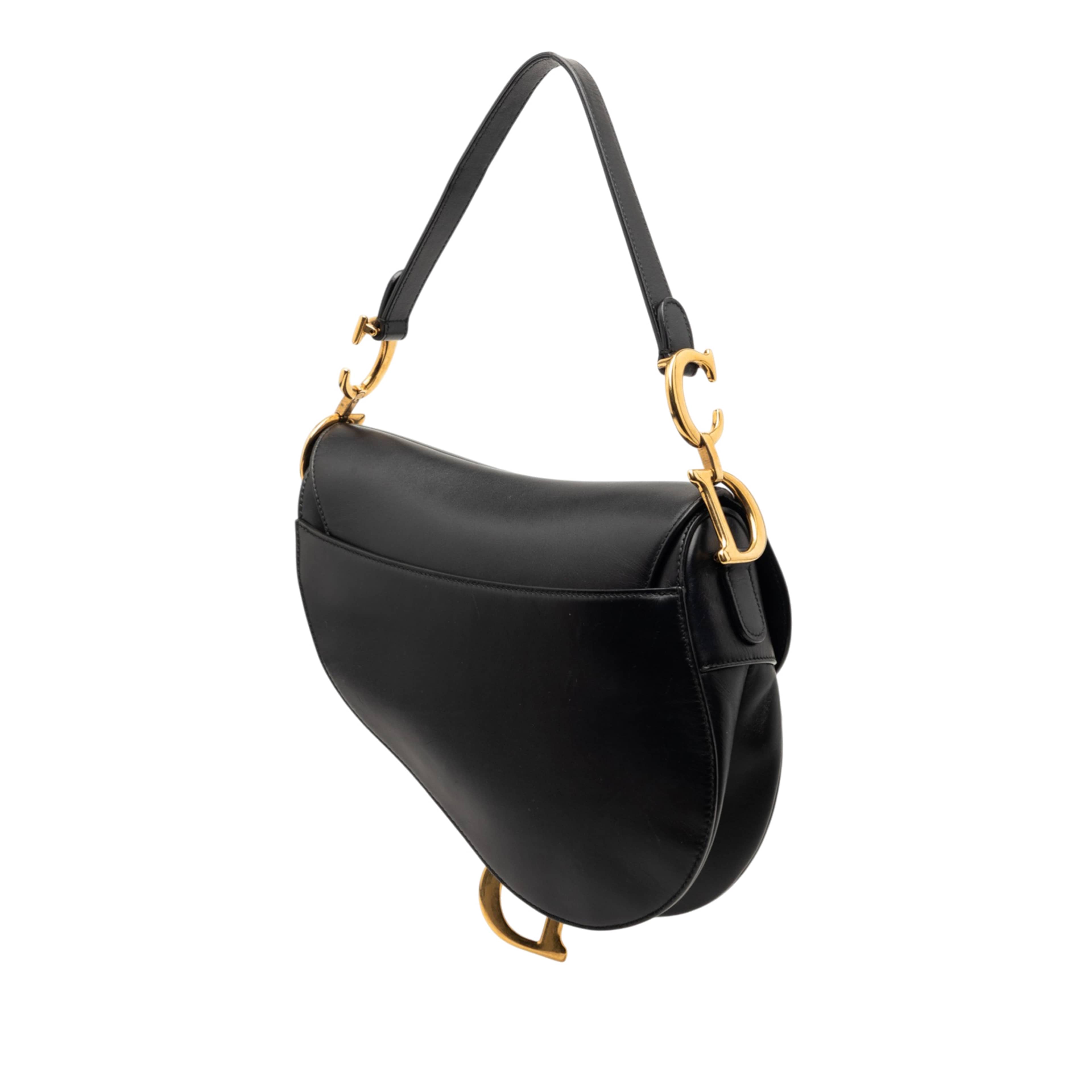 Dior Smooth Calfskin Saddle Bag, från Luxclusif, i färgen black. Klicka för att öppna bilden i stort format