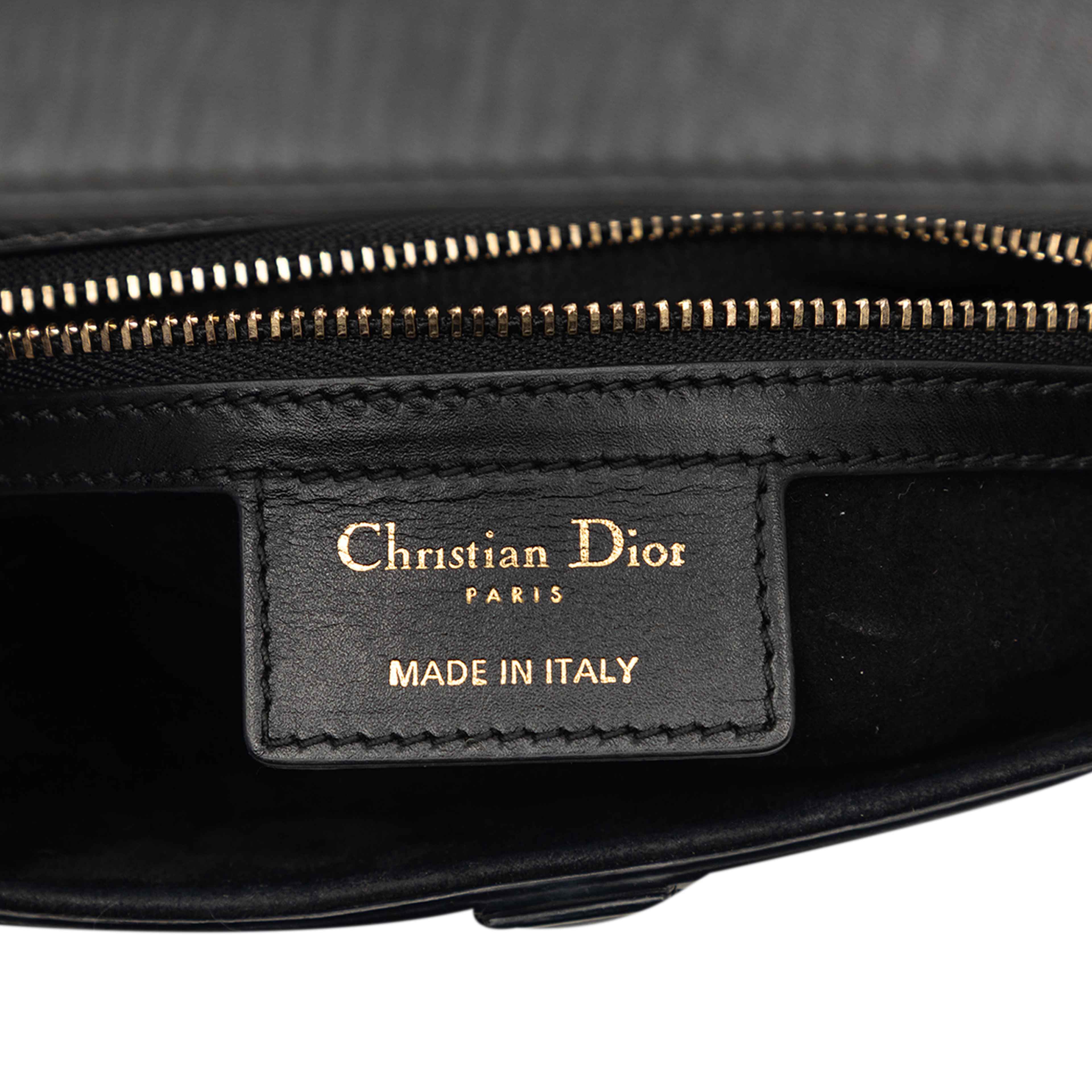 Dior Smooth Calfskin Saddle Bag, från Luxclusif, i färgen black. Klicka för att öppna bilden i stort format