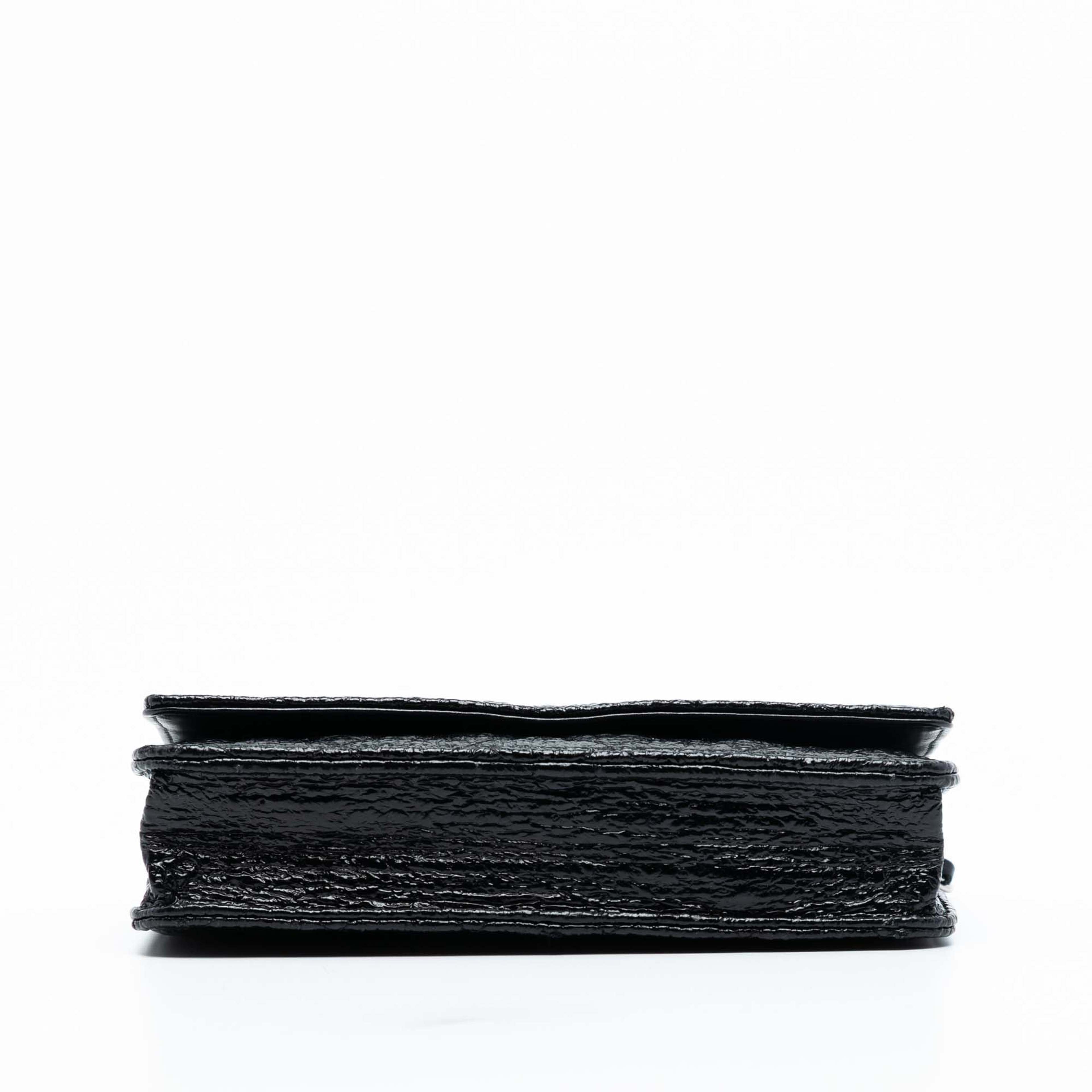 Chanel Cc Quilted Crinkled Patent Wallet On Chain, från Luxclusif, i färgen black. Klicka för att öppna bilden i stort format