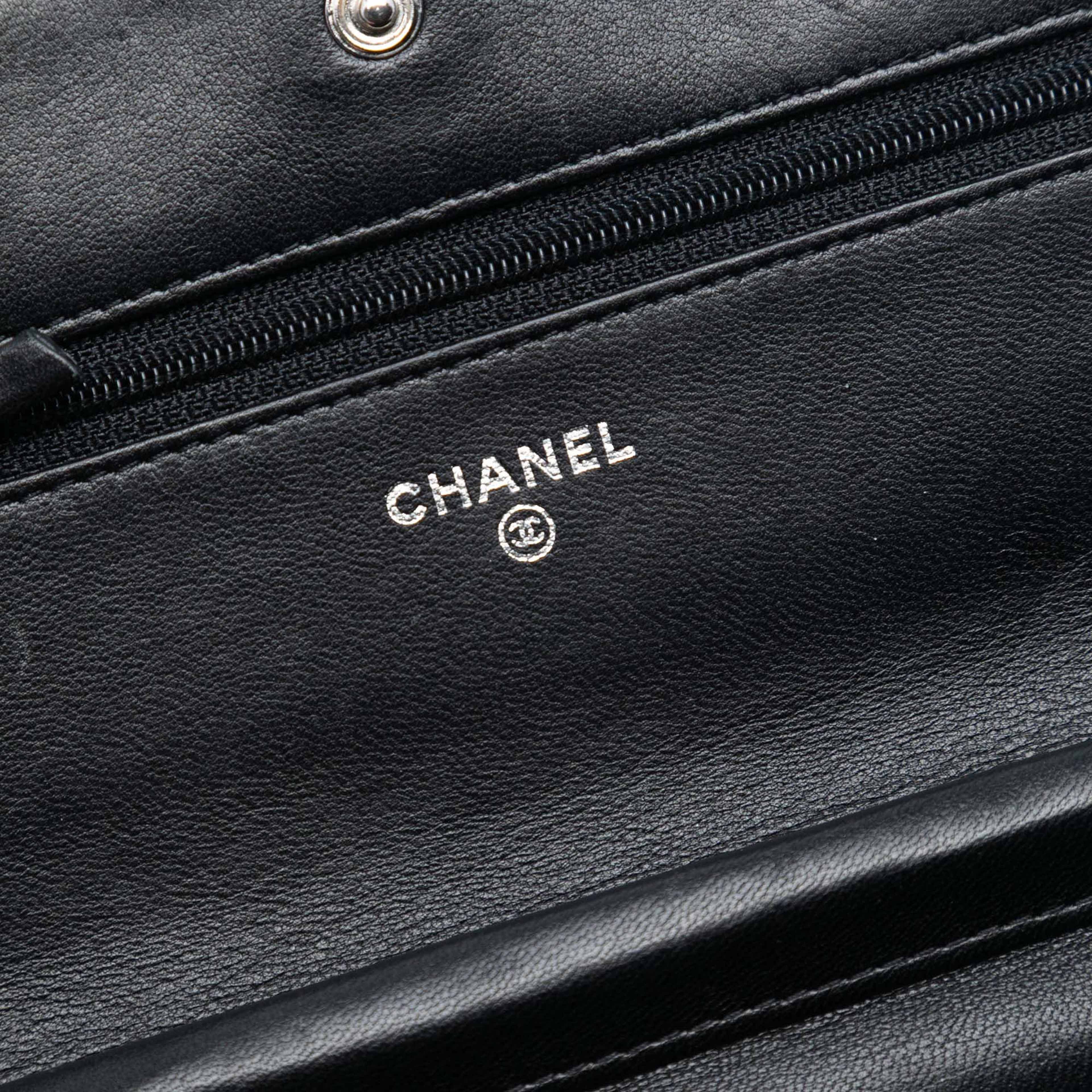 Chanel Cc Quilted Crinkled Patent Wallet On Chain, från Luxclusif, i färgen black. Klicka för att öppna bilden i stort format