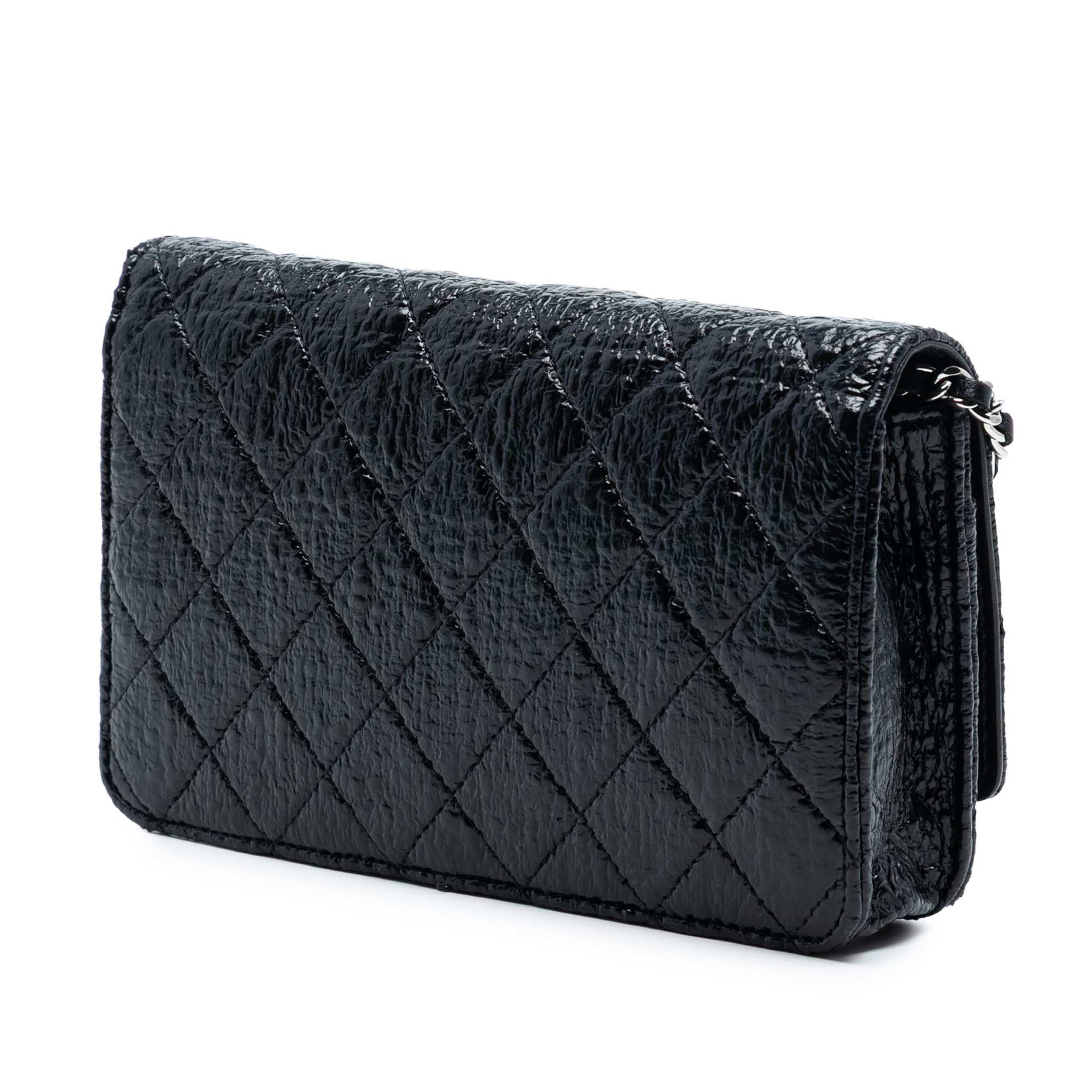 Chanel Cc Quilted Crinkled Patent Wallet On Chain, från Luxclusif, i färgen black. Klicka för att öppna bilden i stort format