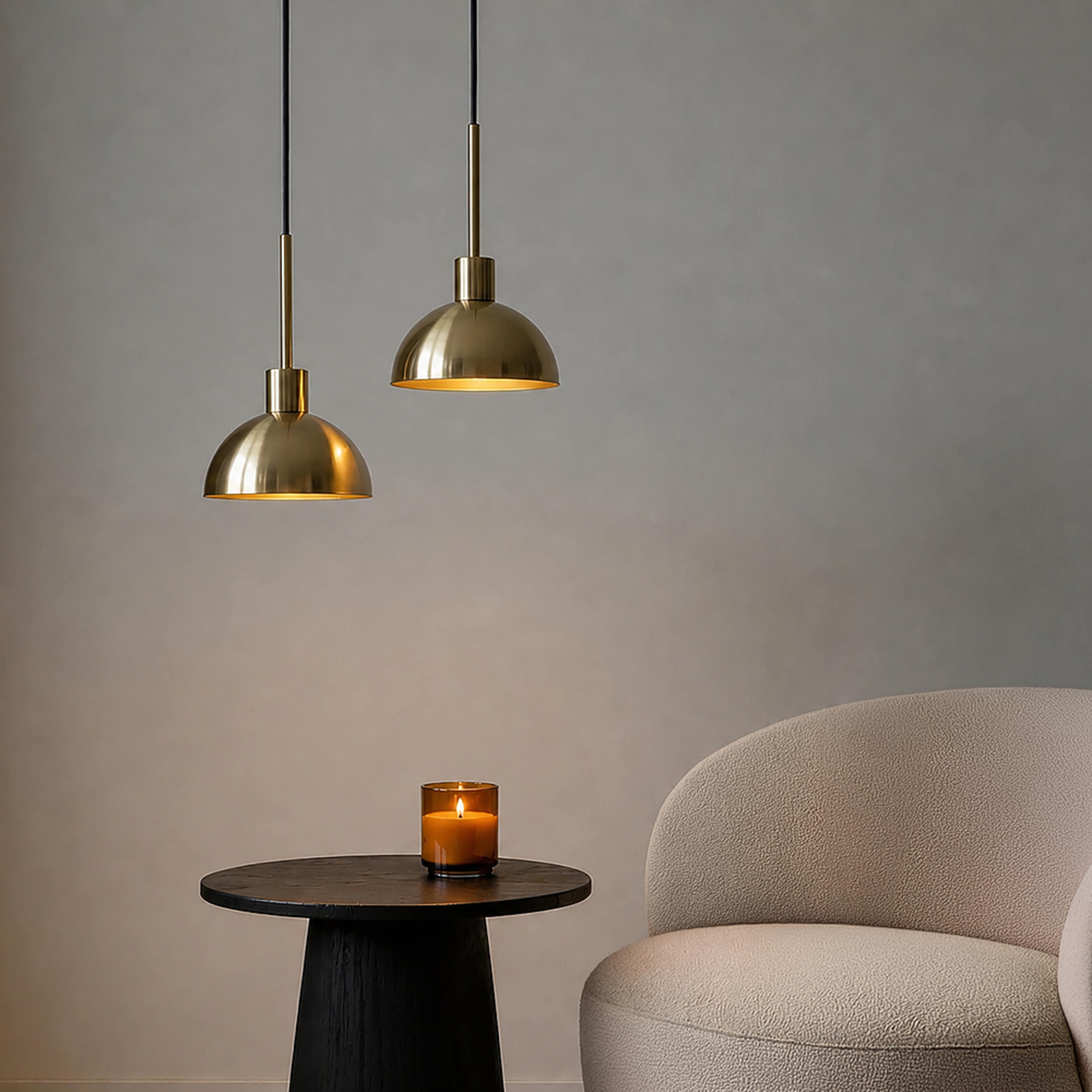 Pendel Vienda, från Herstal, i färgen satin brass. Klicka för att öppna bilden i stort format