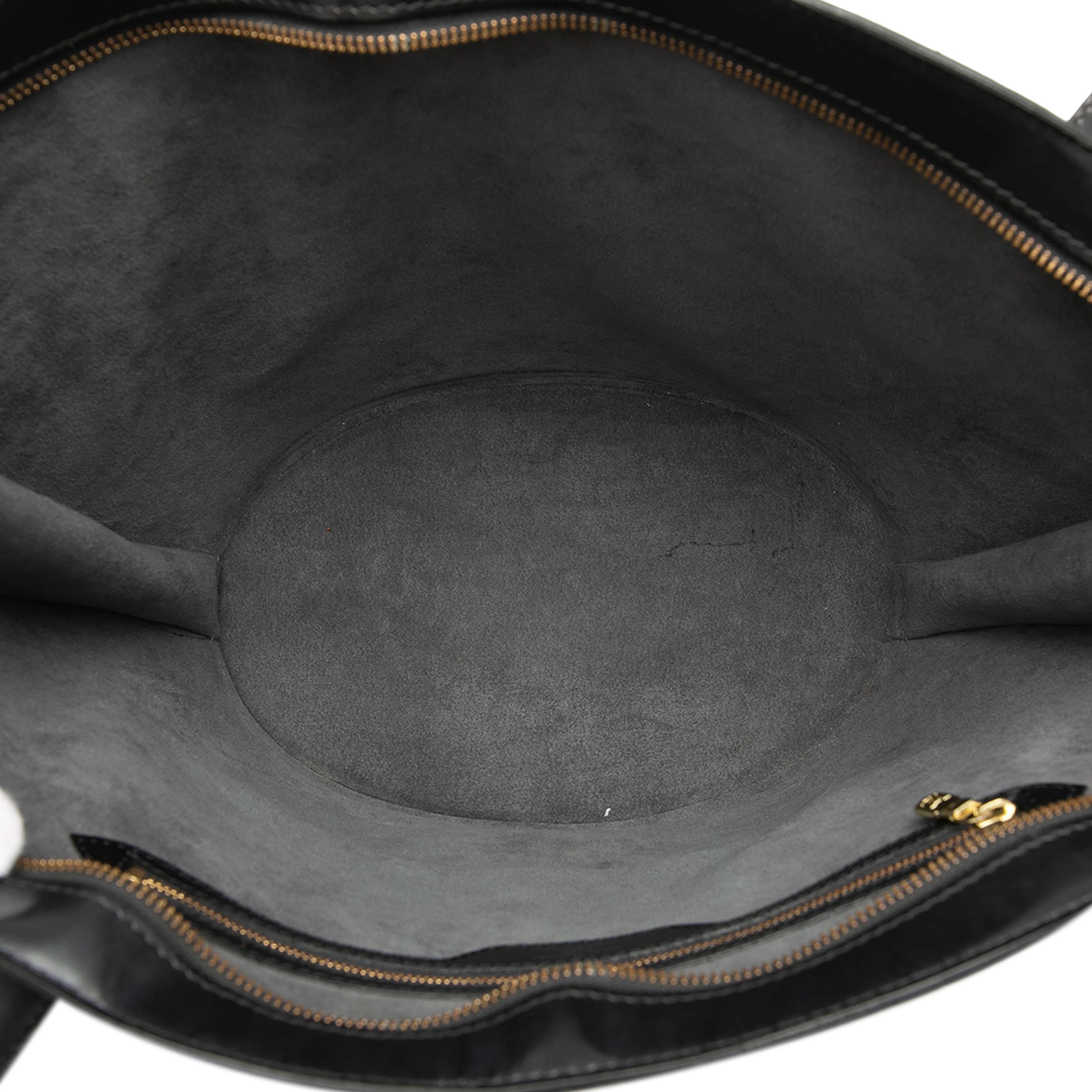 Louis Vuitton Epi Saint Jacques Gm Long Strap, från Luxclusif, i färgen black. Klicka för att öppna bilden i stort format