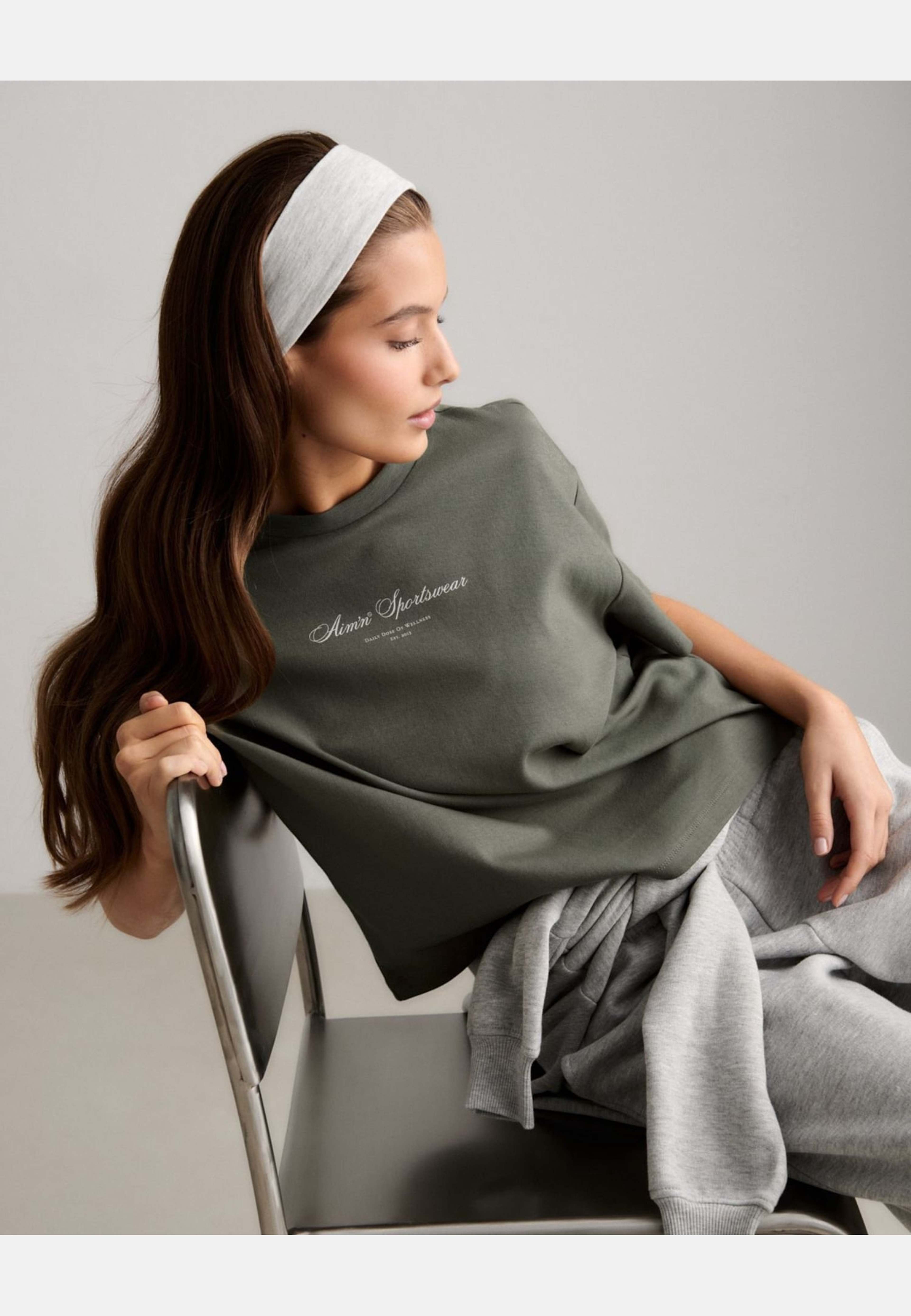 Script Boxy T-shirt, från aim'n, i färgen ivy. Klicka för att öppna bilden i stort format