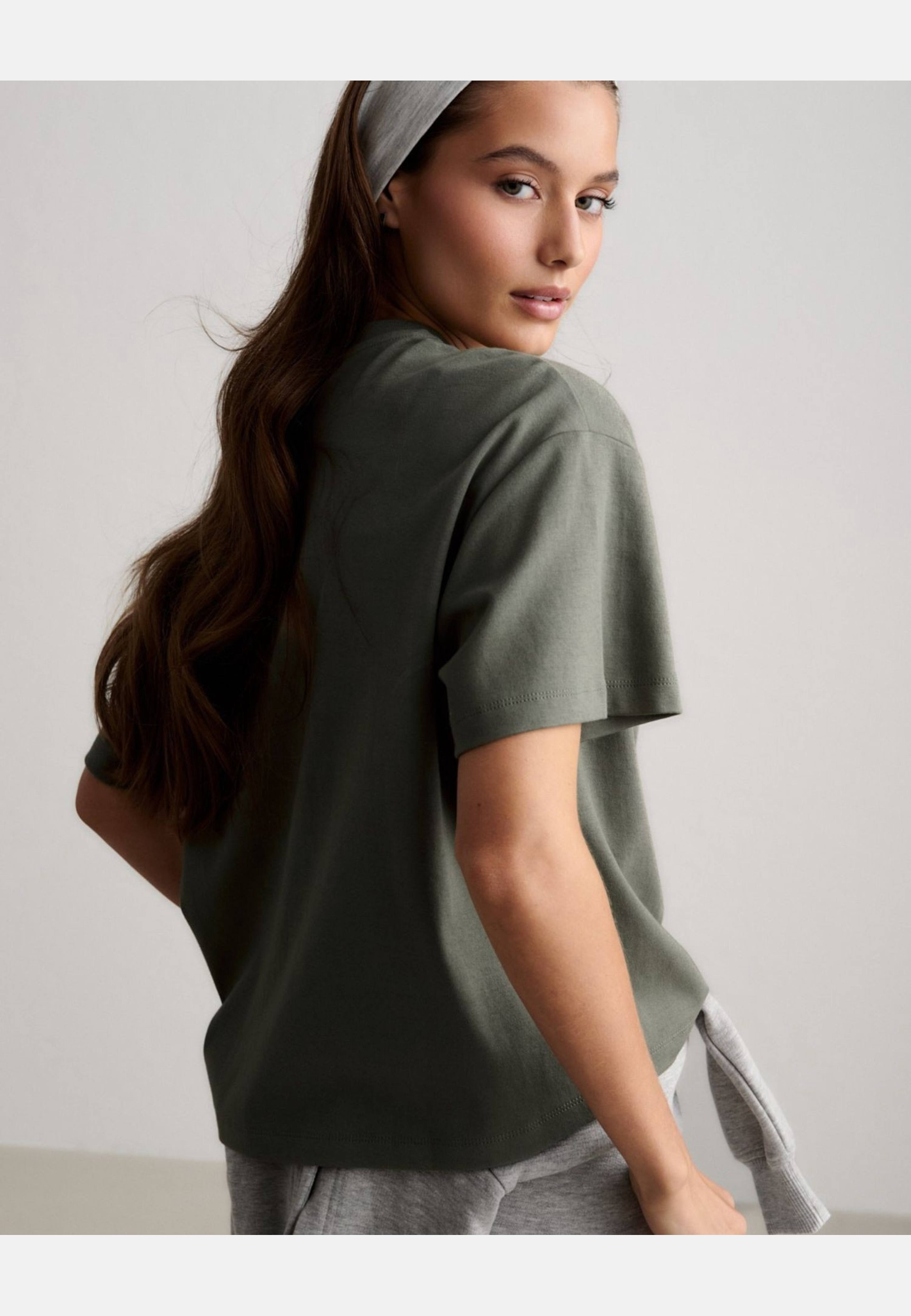 Script Boxy T-shirt, från aim'n, i färgen ivy. Klicka för att öppna bilden i stort format