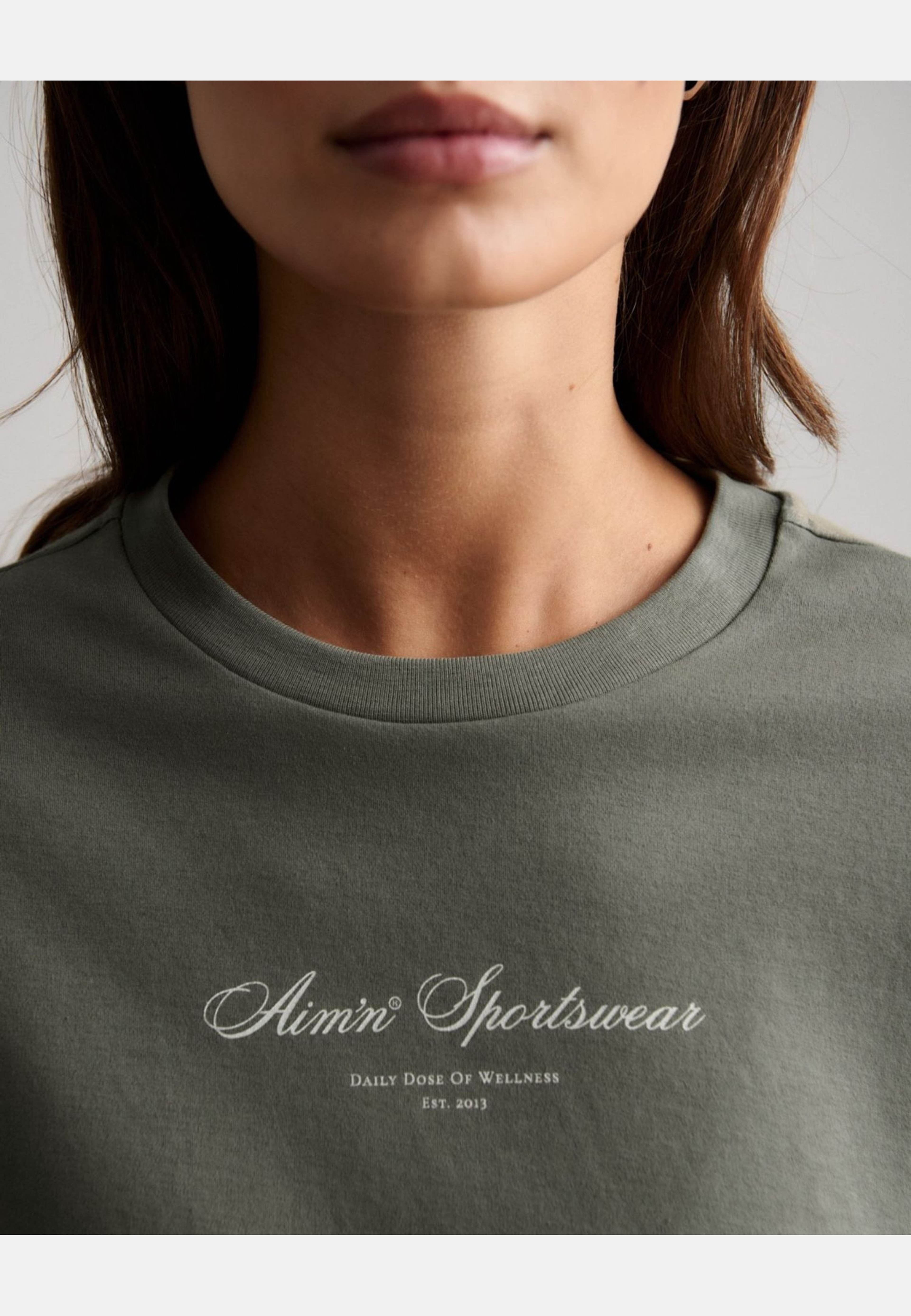 Script Boxy T-shirt, från aim'n, i färgen ivy. Klicka för att öppna bilden i stort format