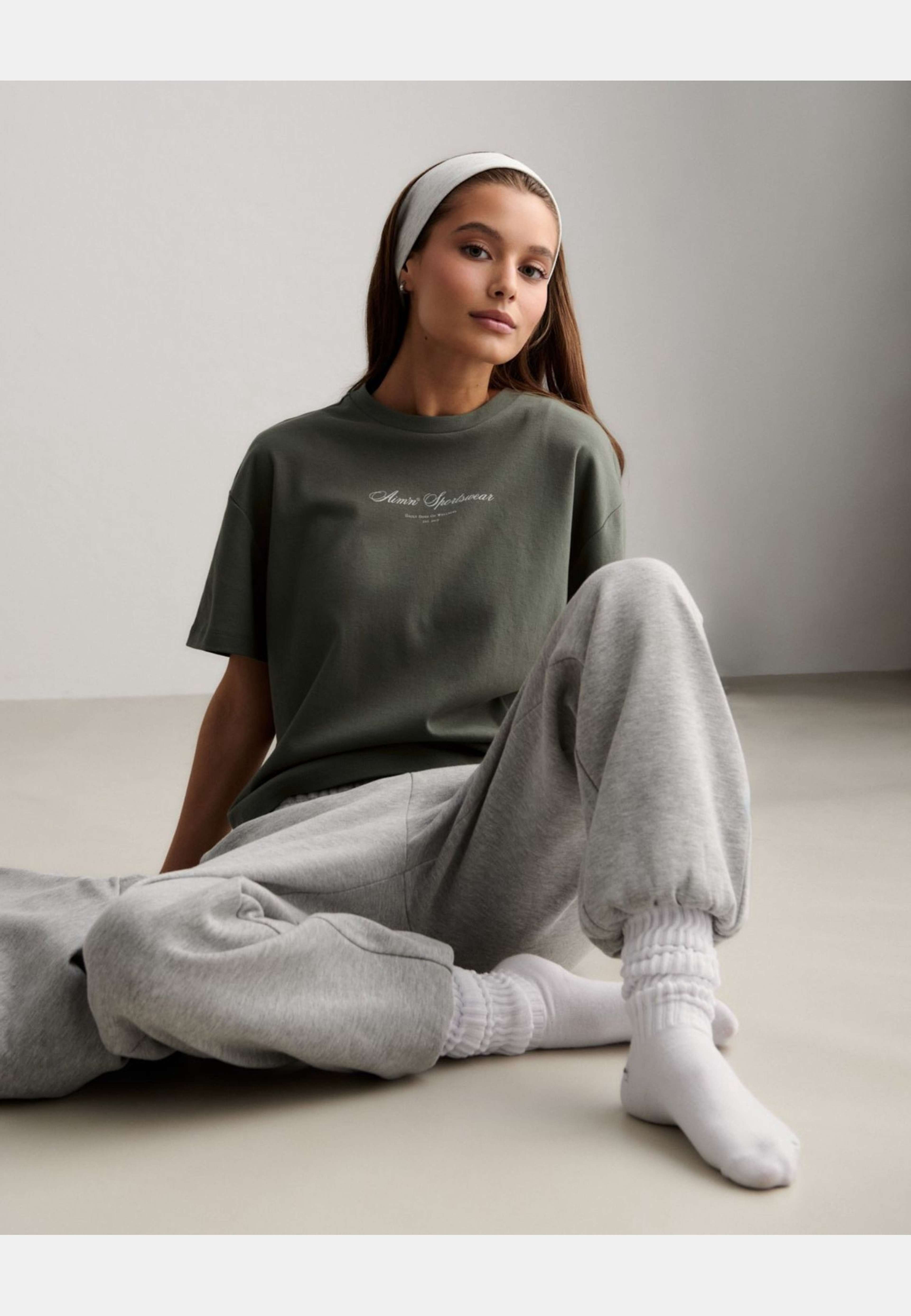 Script Boxy T-shirt, från aim'n, i färgen ivy. Klicka för att öppna bilden i stort format