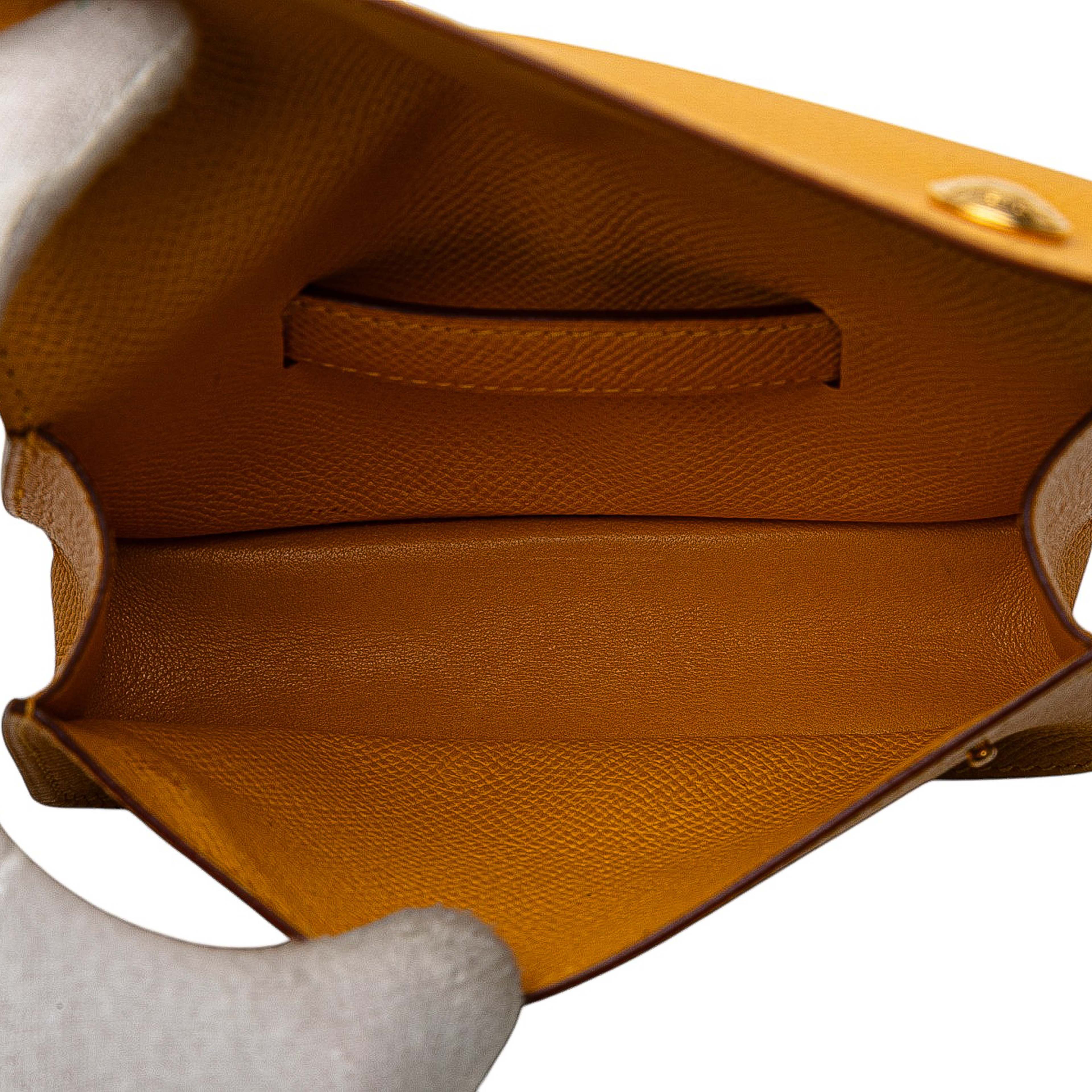 Hermès Courchevel Pochette Belt Bag, från Luxclusif, i färgen yellow. Klicka för att öppna bilden i stort format