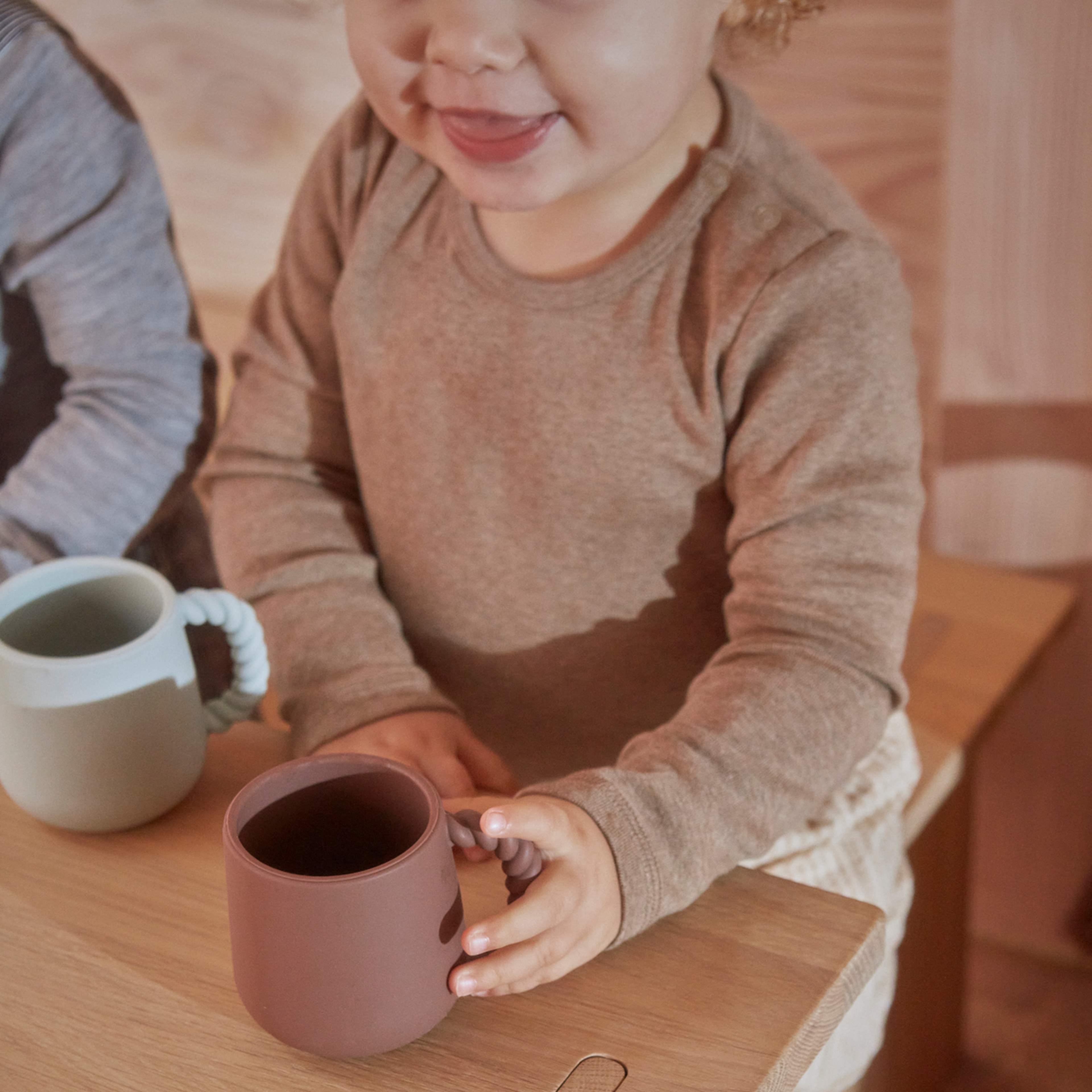 Mellow Cup - Pack Of 2, från OYOY Mini, i färgen choko. Klicka för att öppna bilden i stort format