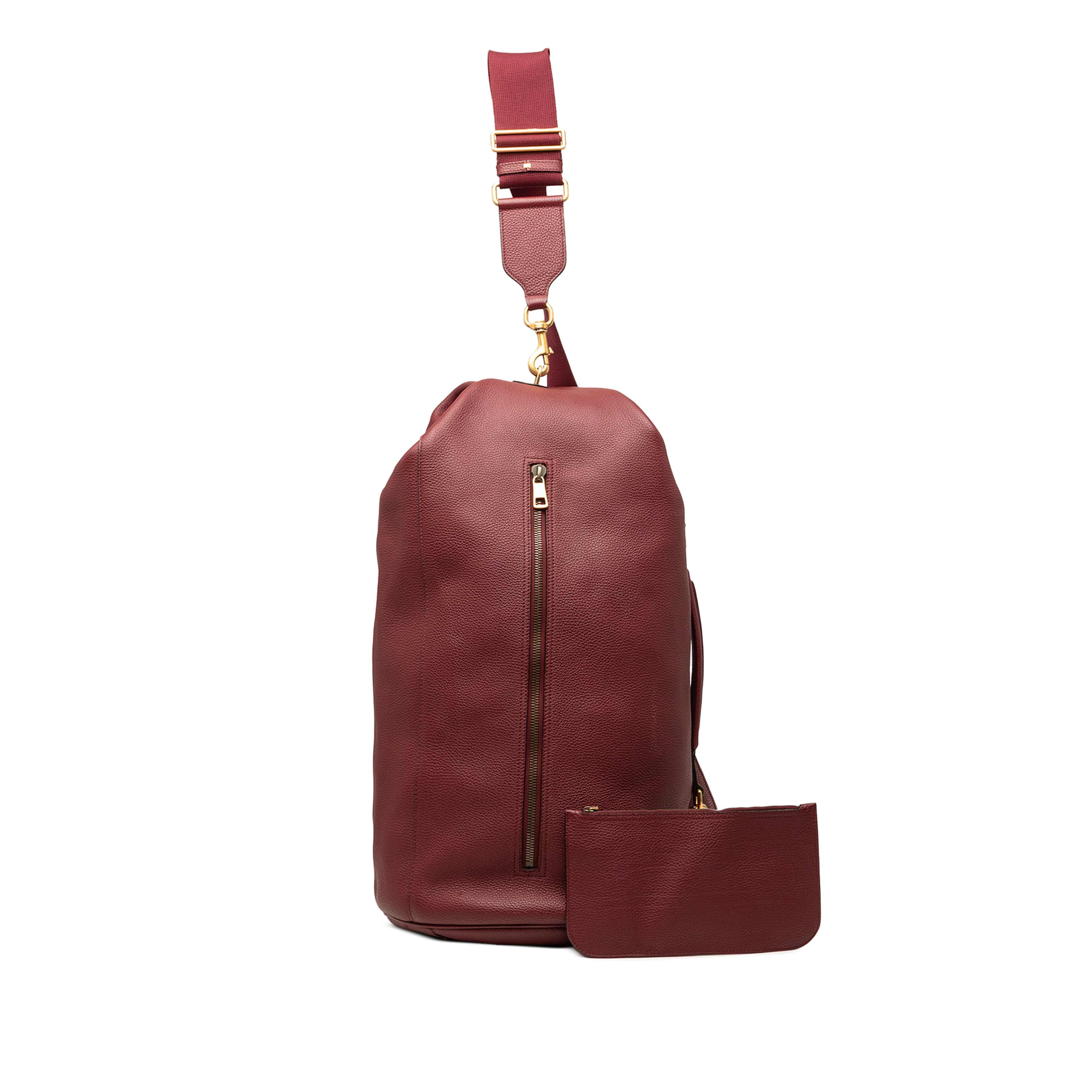 Gucci Grained Leather Vertical Zip Sling Bag, från Luxclusif, i färgen röd. Klicka för att öppna bilden i stort format