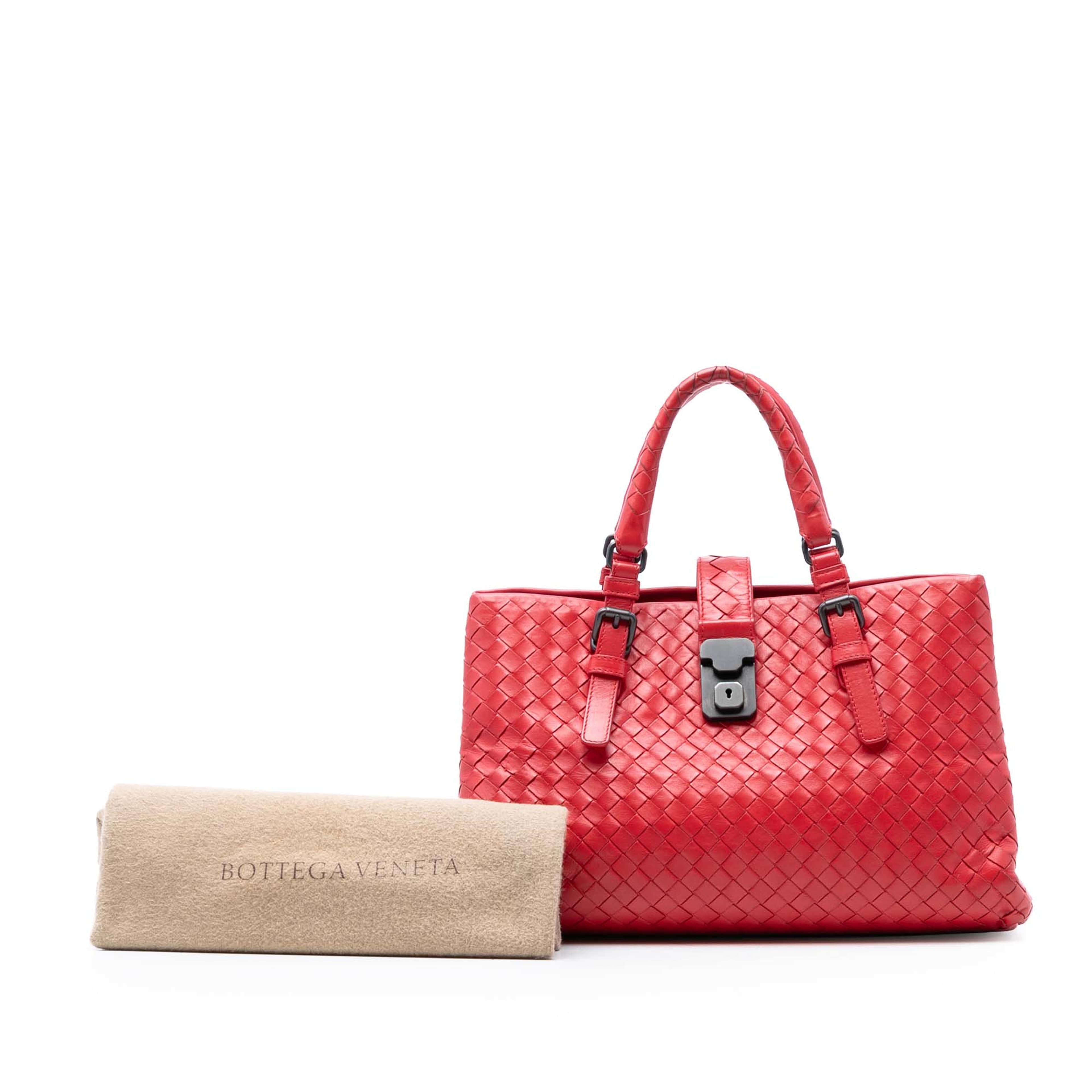 Bottega Veneta Small Nappa Intrecciato Roma Satchel, från Luxclusif, i färgen röd. Klicka för att öppna bilden i stort format