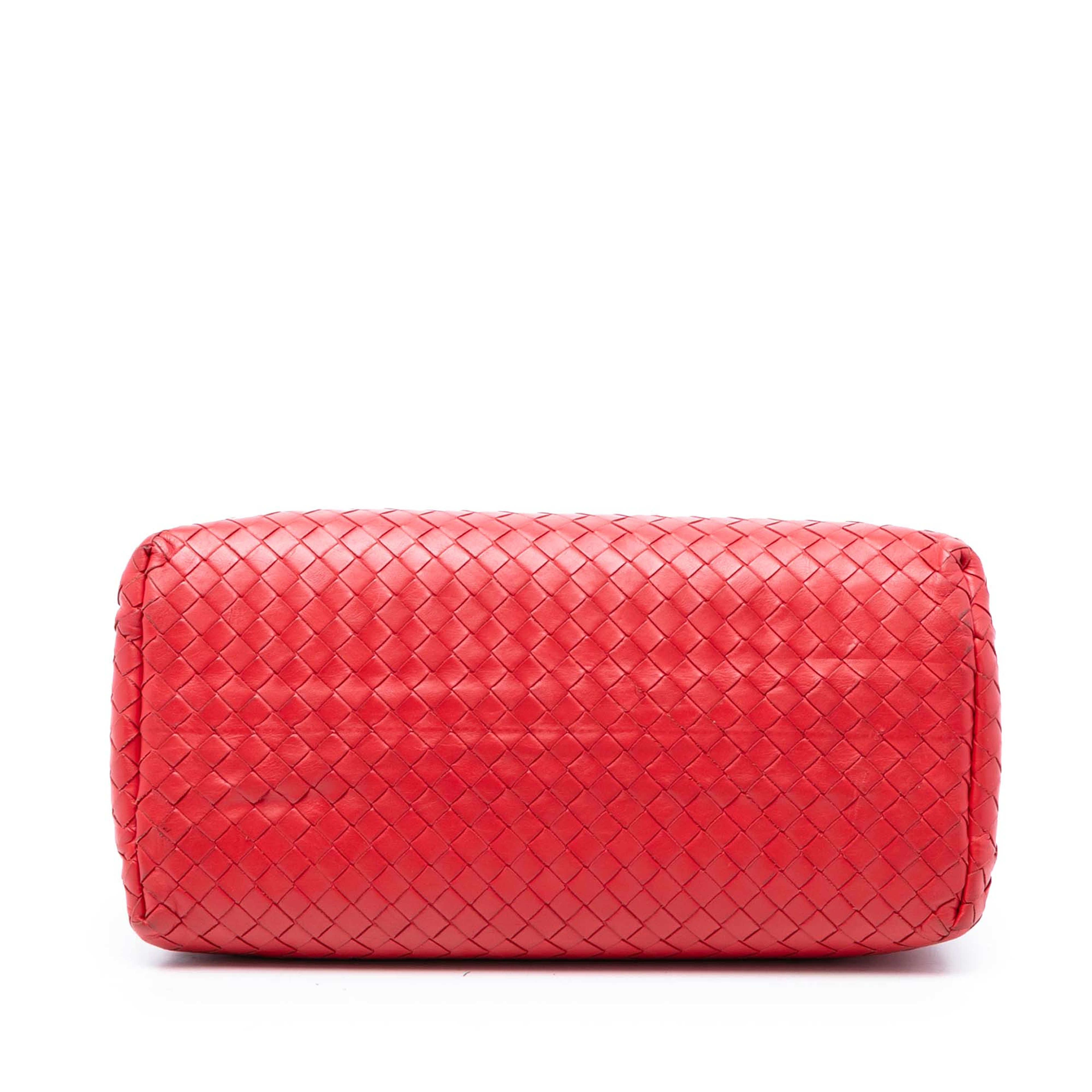 Bottega Veneta Small Nappa Intrecciato Roma Satchel, från Luxclusif, i färgen red. Klicka för att öppna bilden i stort format