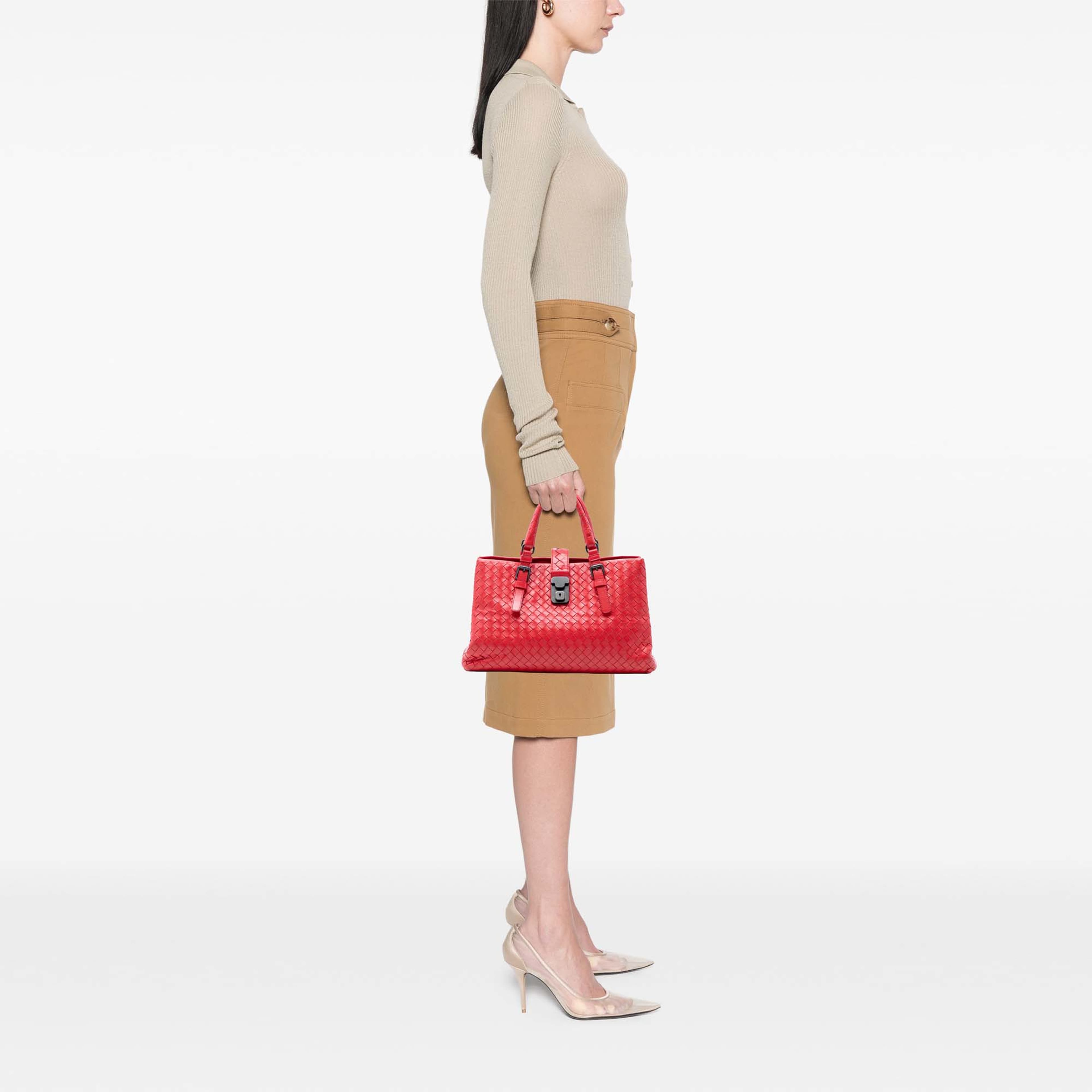 Bottega Veneta Small Nappa Intrecciato Roma Satchel, från Luxclusif, i färgen röd. Klicka för att öppna bilden i stort format