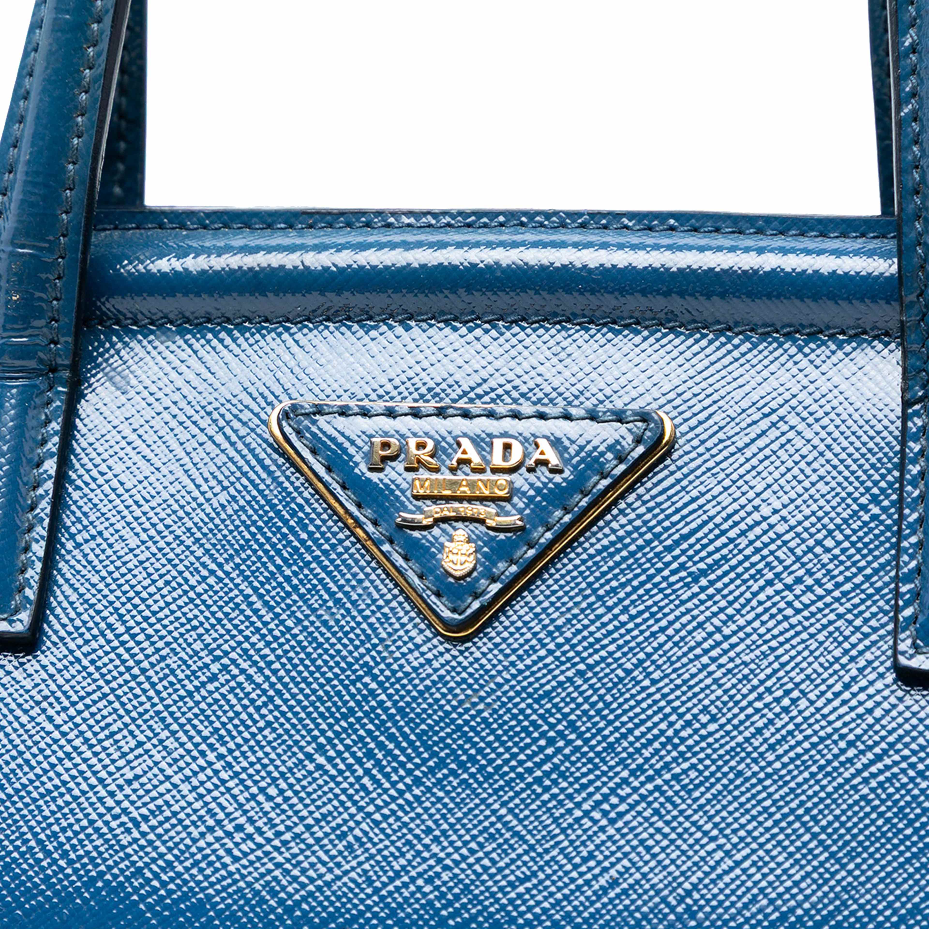 Prada Saffiano Vernice Satchel, från Luxclusif, i färgen blue. Klicka för att öppna bilden i stort format