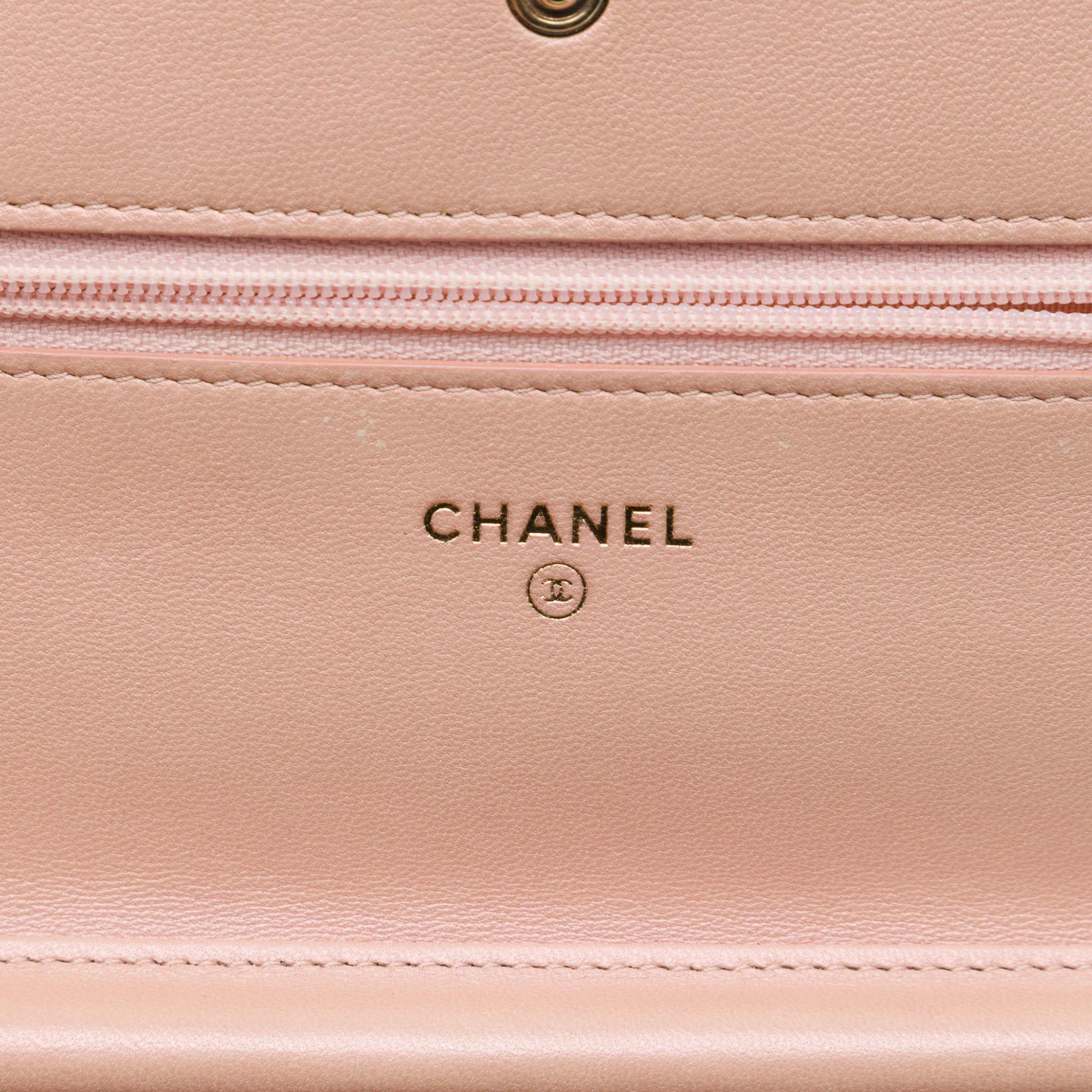 Chanel Quilted Patent Boy Wallet On Chain, från Luxclusif, i färgen brun. Klicka för att öppna bilden i stort format