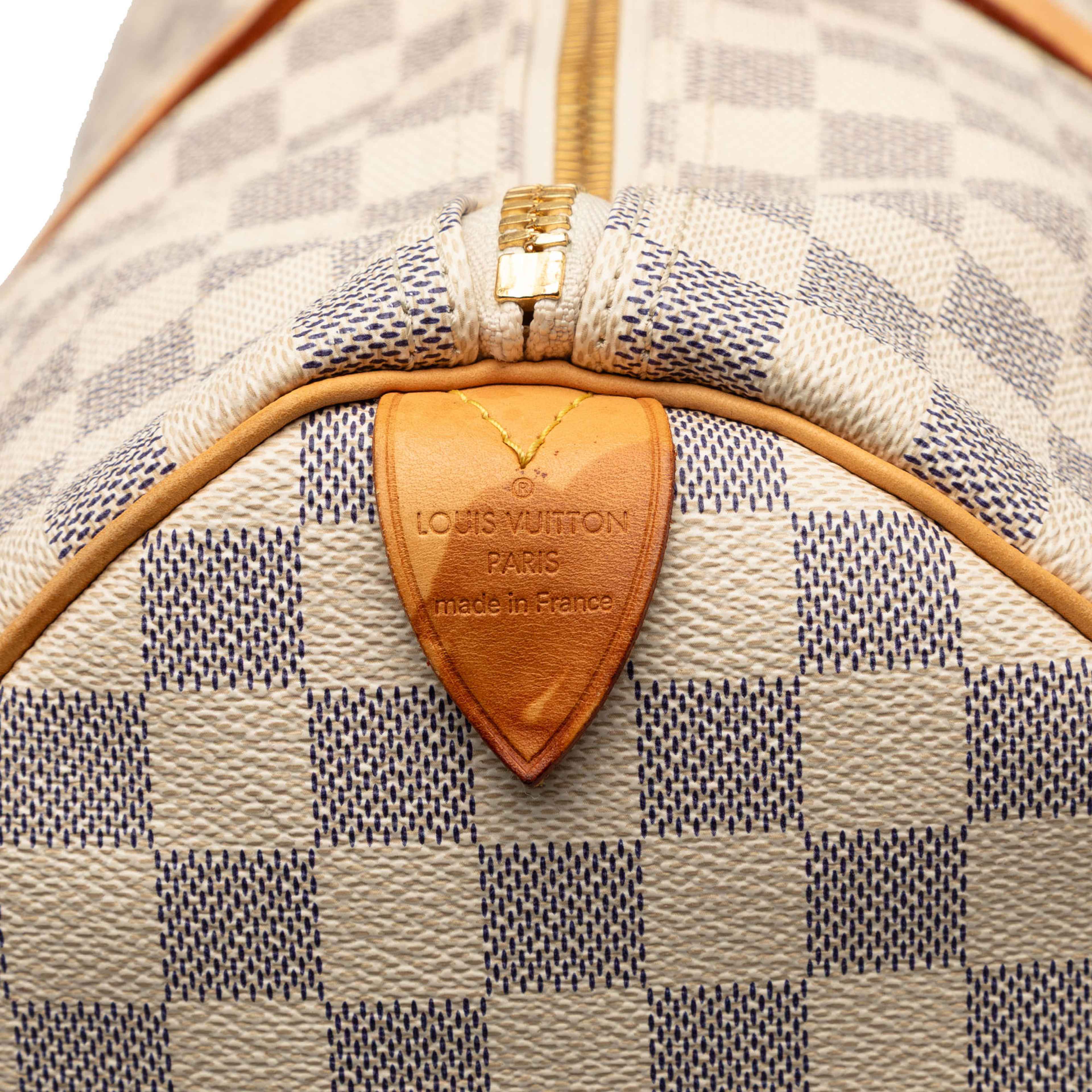 Louis Vuitton Damier Azur Keepall 50, från Luxclusif, i färgen white. Klicka för att öppna bilden i stort format