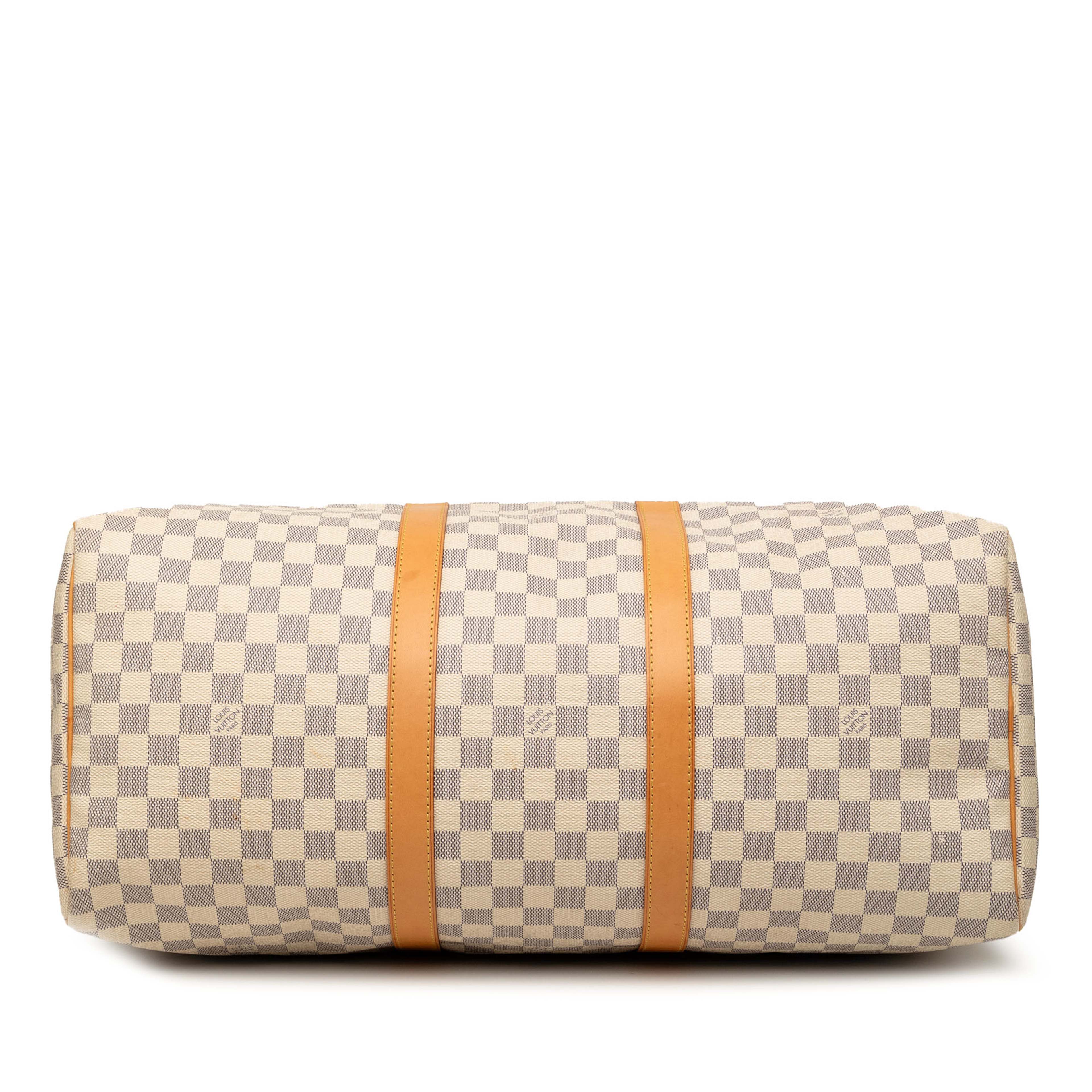 Louis Vuitton Damier Azur Keepall 50, från Luxclusif, i färgen white. Klicka för att öppna bilden i stort format