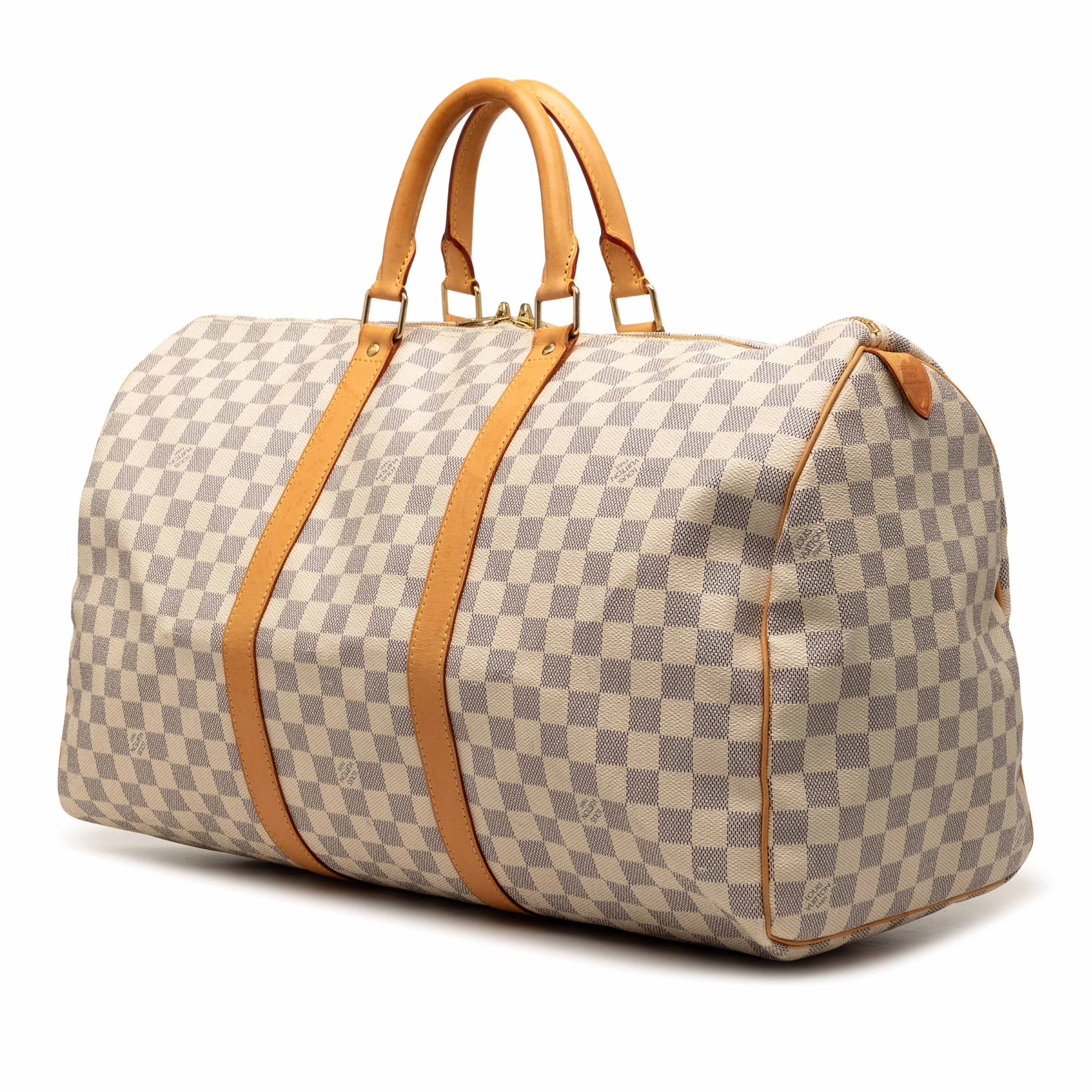 Louis Vuitton Damier Azur Keepall 50, från Luxclusif, i färgen white. Klicka för att öppna bilden i stort format