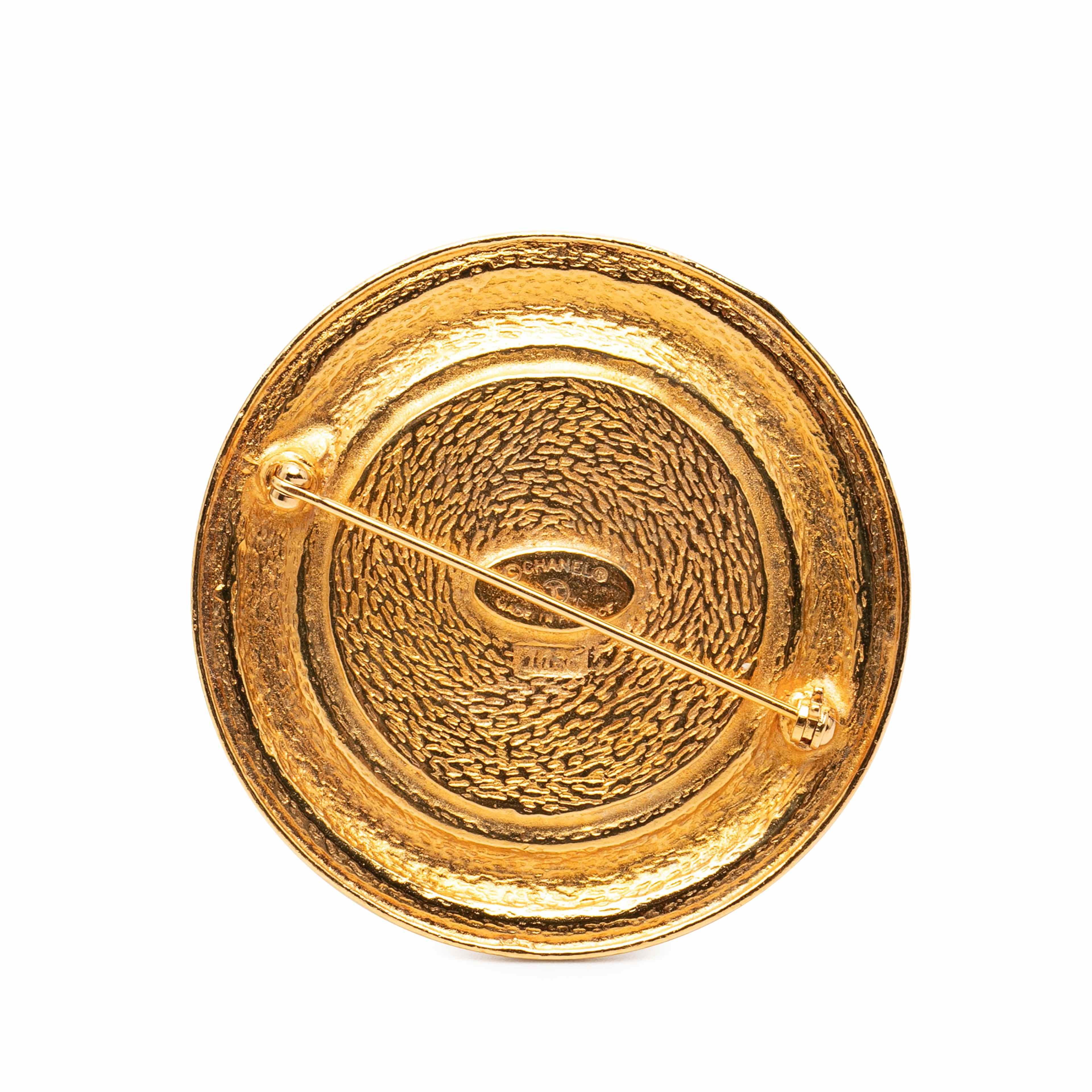 Chanel Gold Plated 31 Rue Cambon Brooch, från Luxclusif, i färgen gold. Klicka för att öppna bilden i stort format