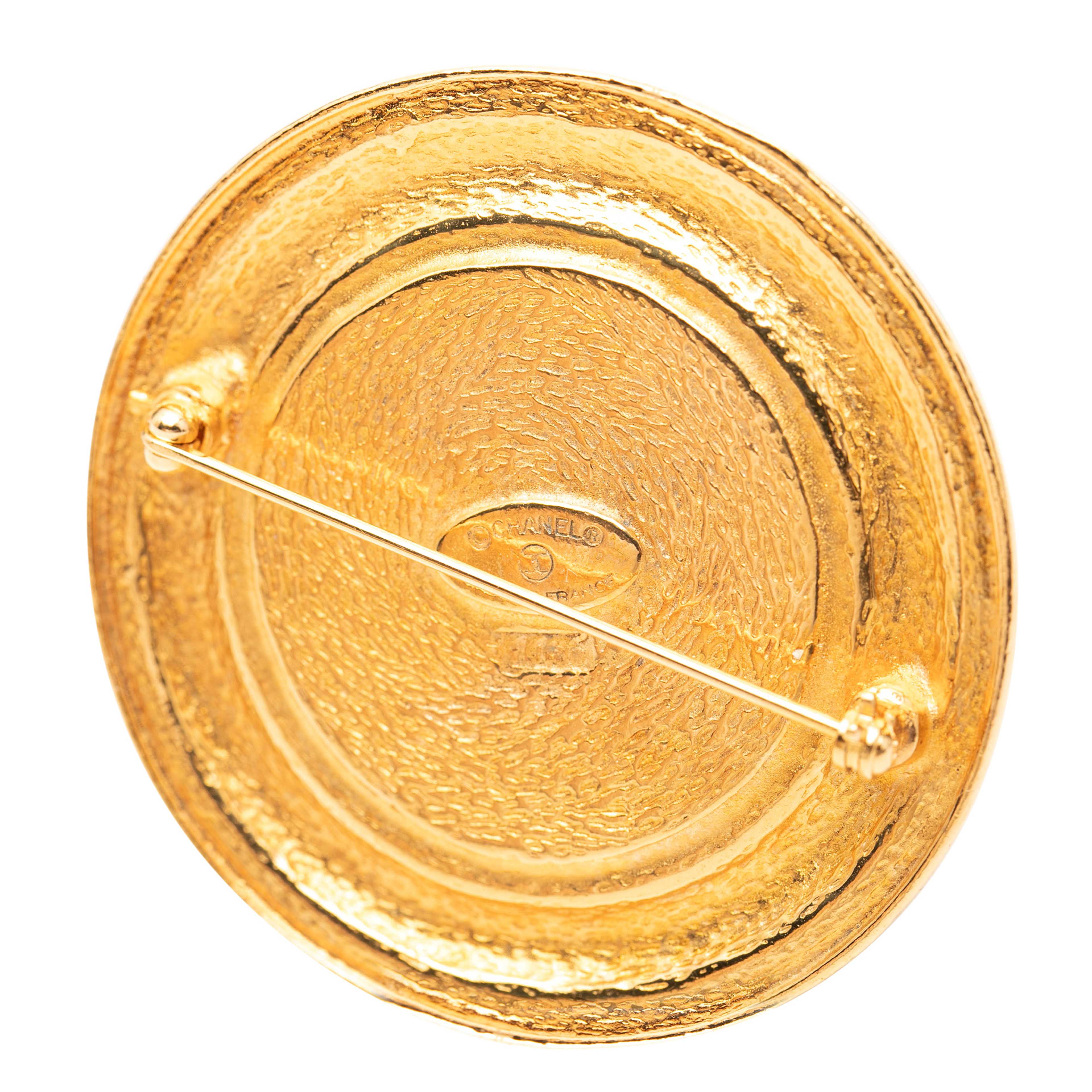Chanel Gold Plated 31 Rue Cambon Brooch, från Luxclusif, i färgen guld. Klicka för att öppna bilden i stort format