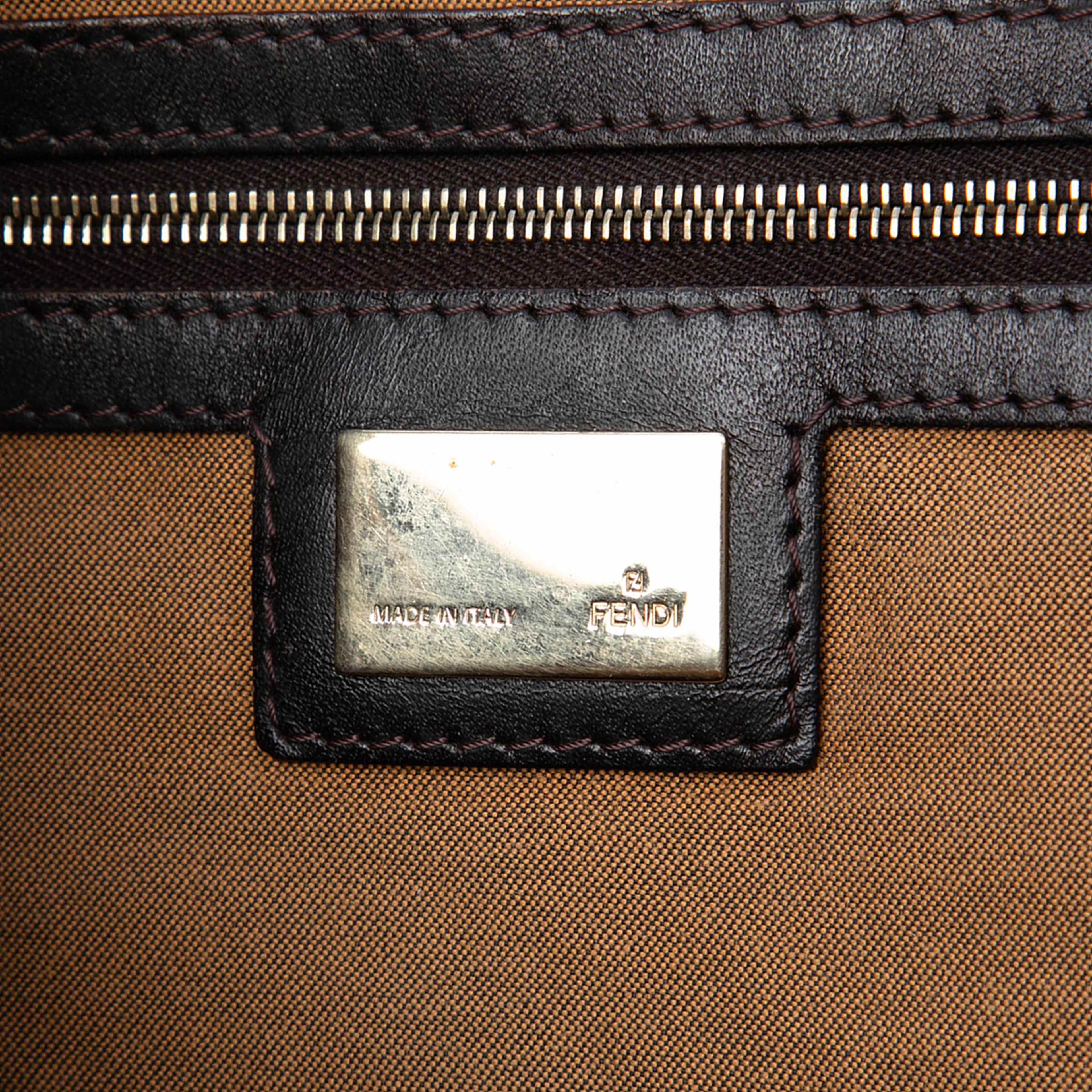 Fendi Zucca Canvas Chef Chain Hobo, från Luxclusif, i färgen brown. Klicka för att öppna bilden i stort format