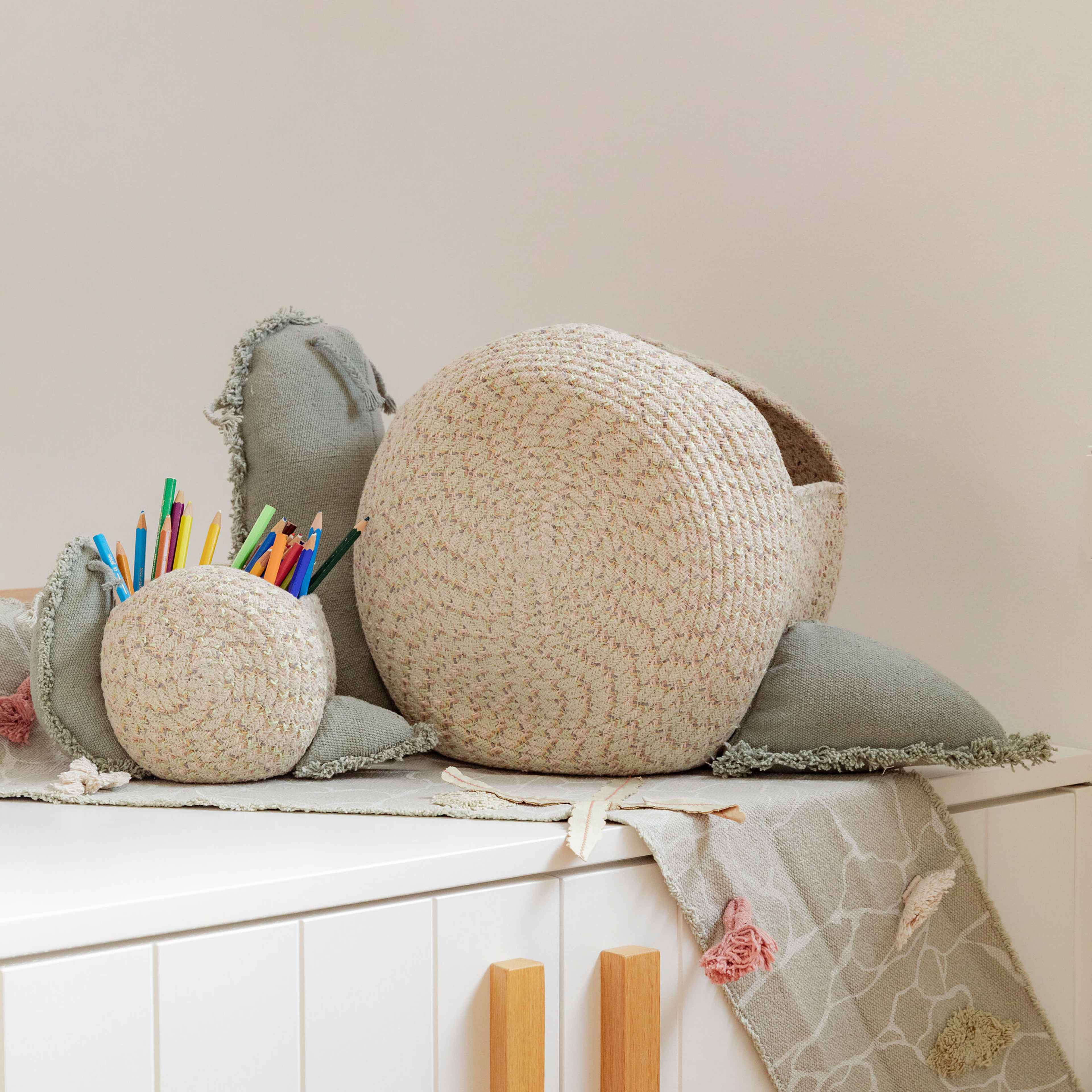 Korgsnigel, från LORENA CANALS, i färgen ljusgrön, honung, grå, vintage nude. Klicka för att öppna bilden i stort format