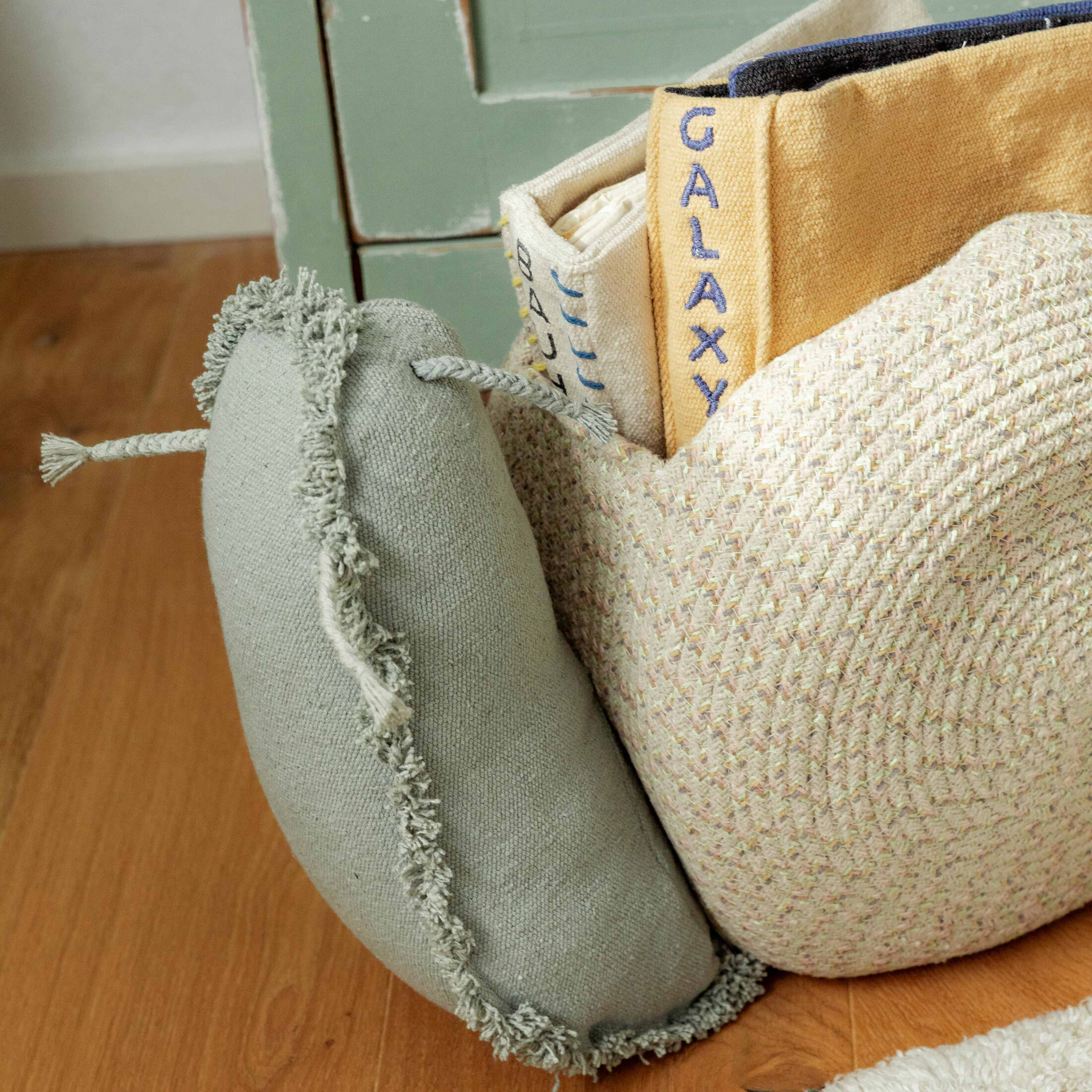 Korgsnigel, från LORENA CANALS, i färgen ljusgrön, honung, grå, vintage nude. Klicka för att öppna bilden i stort format