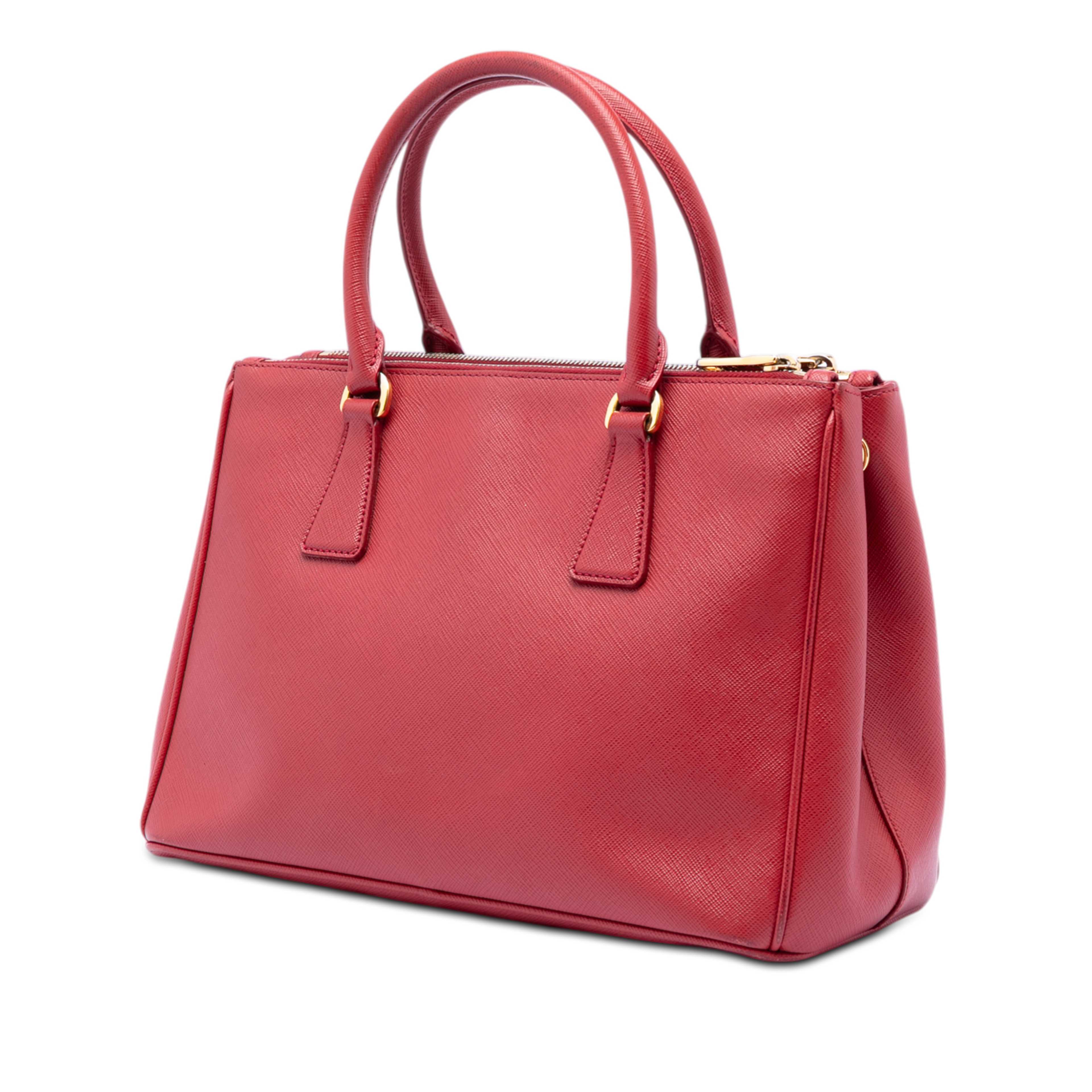 Prada Small Saffiano Lux Galleria Double Zip Satchel, från Luxclusif, i färgen red. Klicka för att öppna bilden i stort format