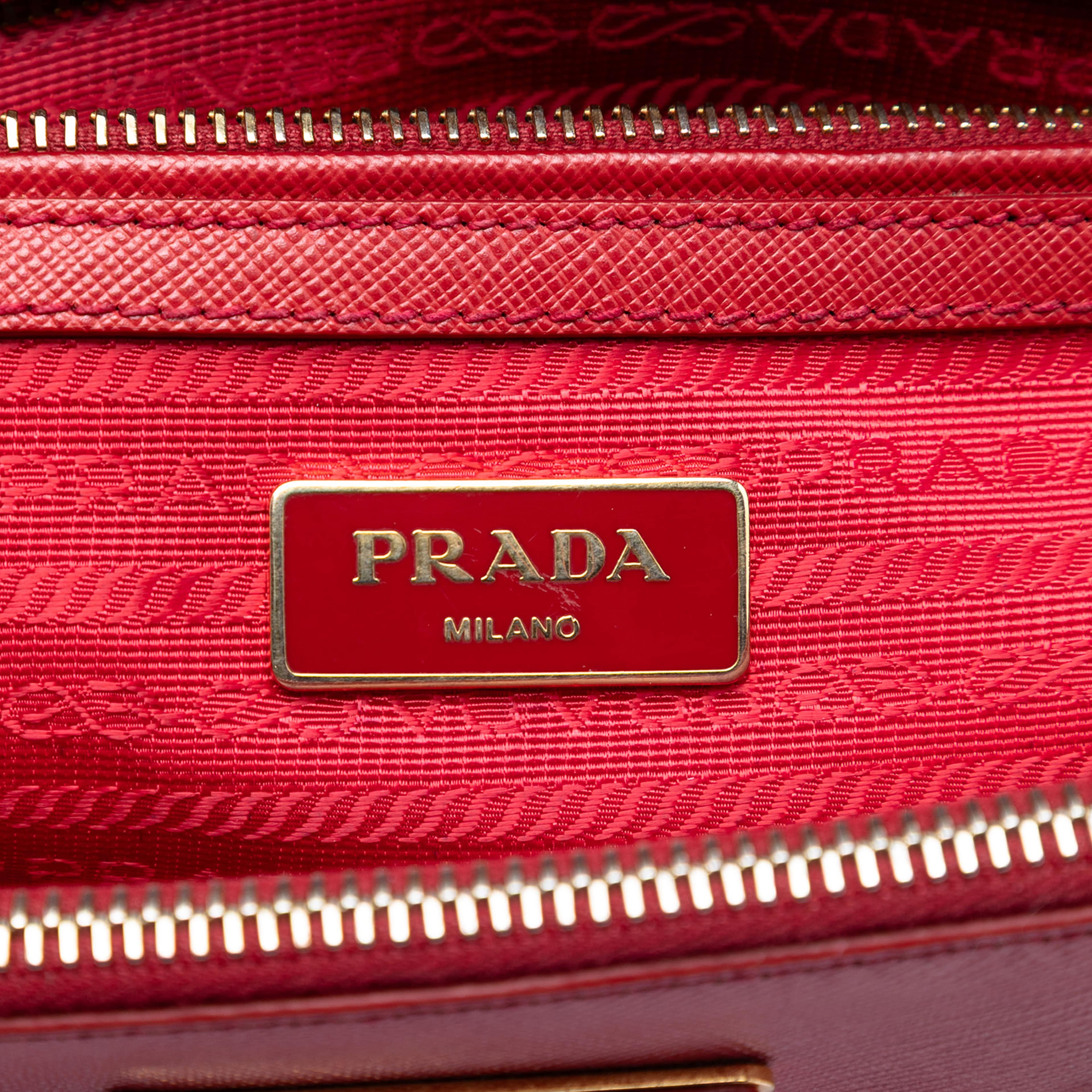 Prada Small Saffiano Lux Galleria Double Zip Satchel, från Luxclusif, i färgen red. Klicka för att öppna bilden i stort format