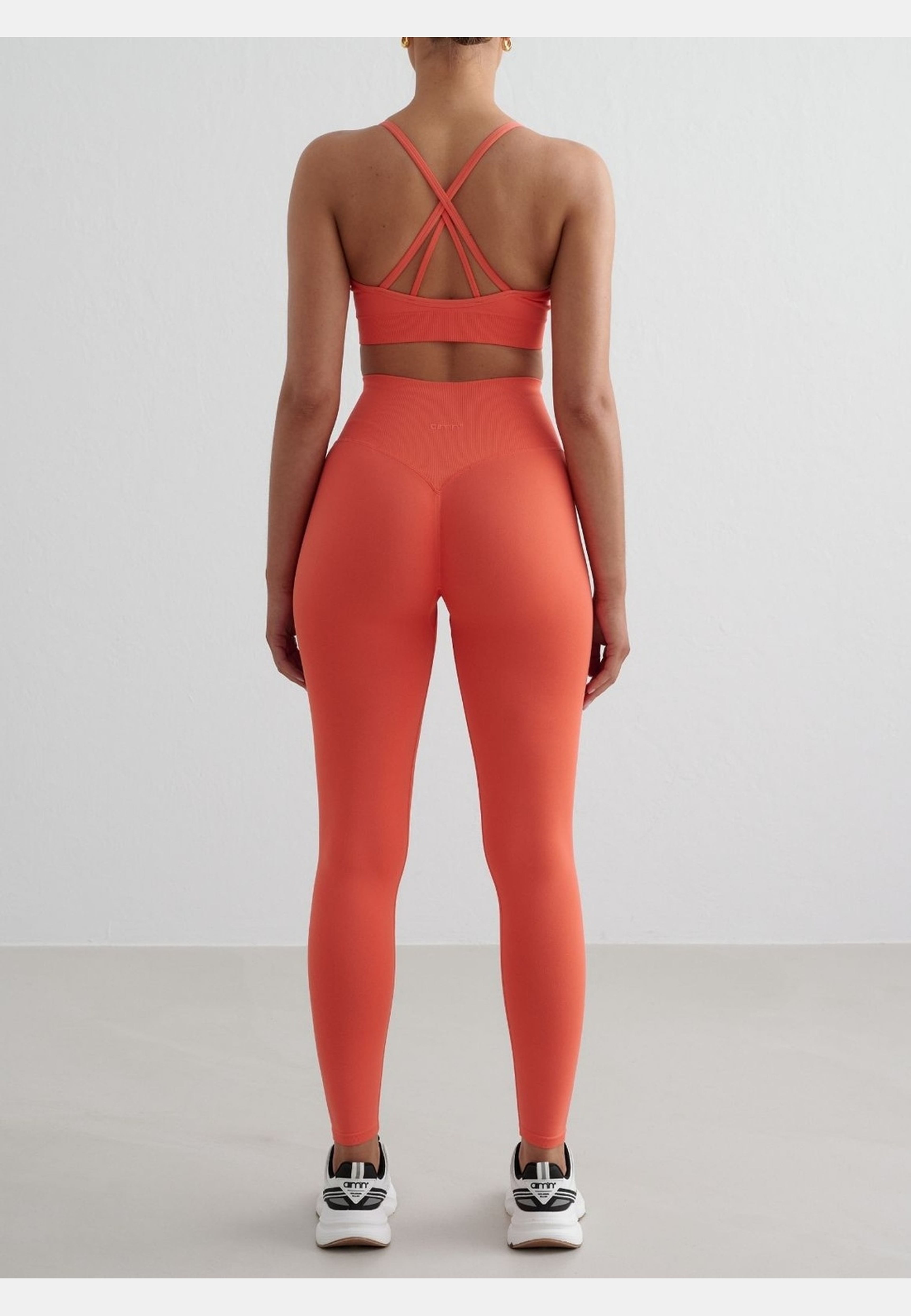 Shape Seamless Cross Back Bra, från aim'n, i färgen tangerine. Klicka för att öppna bilden i stort format