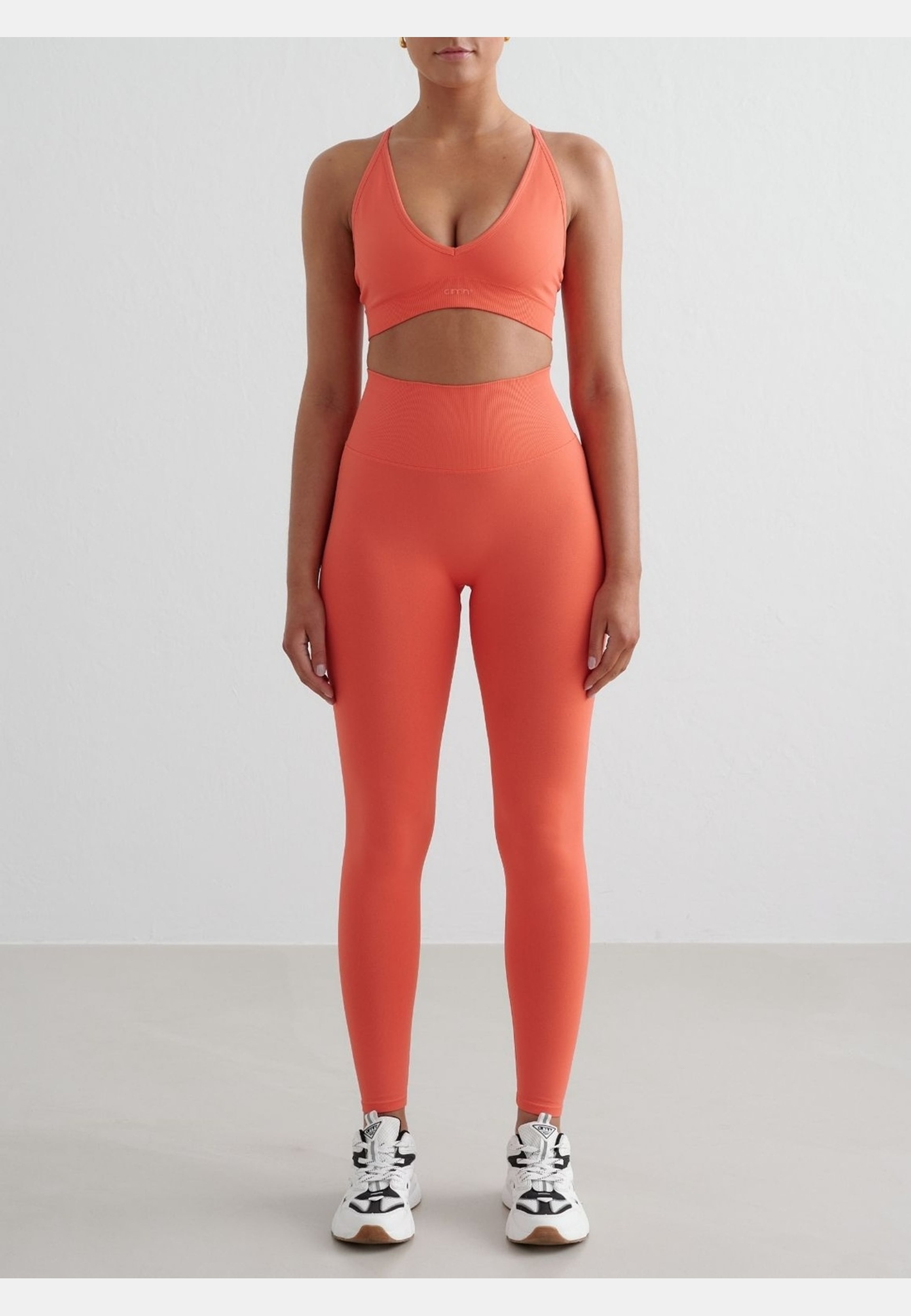 Shape Seamless Cross Back Bra, från aim'n, i färgen tangerine. Klicka för att öppna bilden i stort format