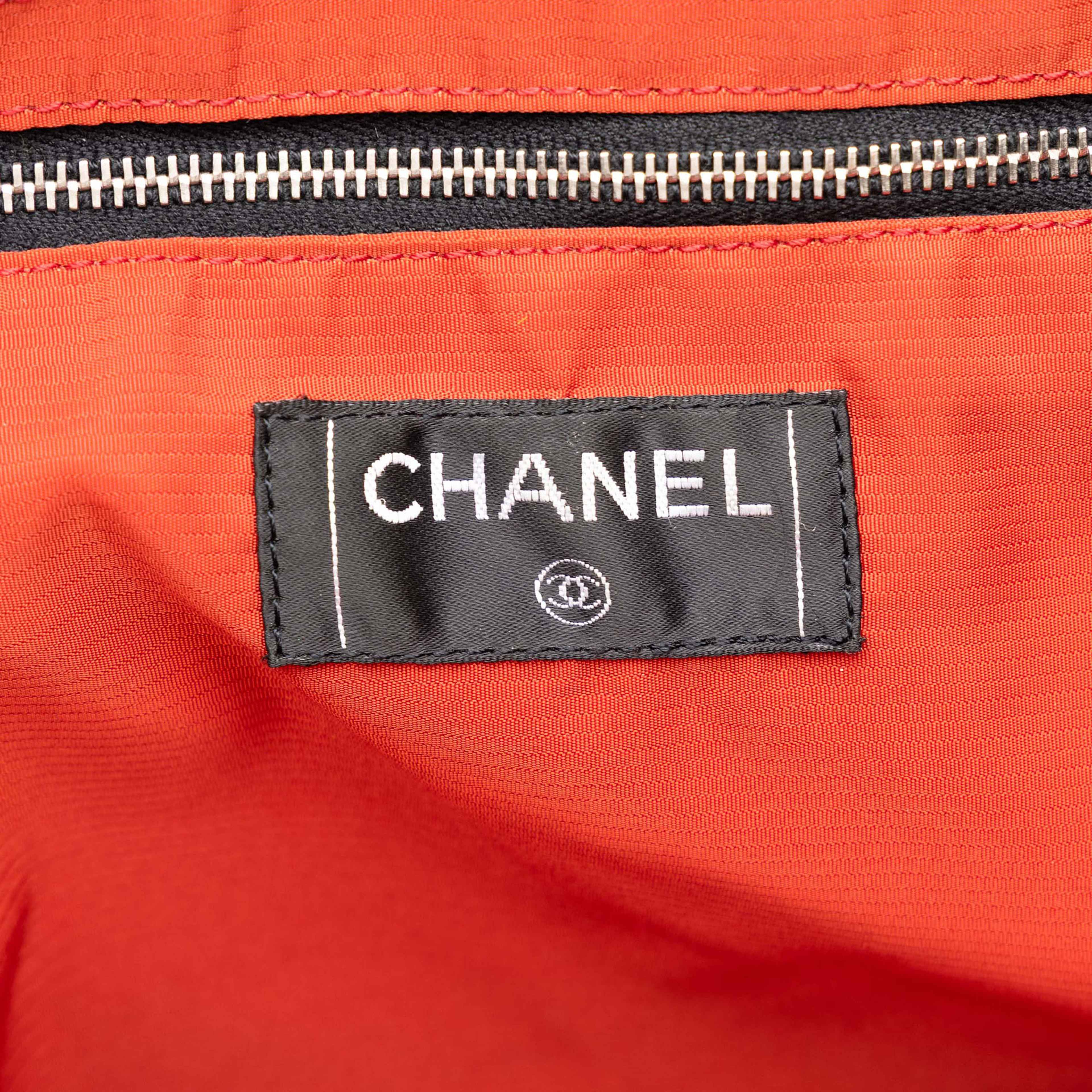 Chanel Old Travel Line Nylon Tote, från Luxclusif, i färgen svart. Klicka för att öppna bilden i stort format