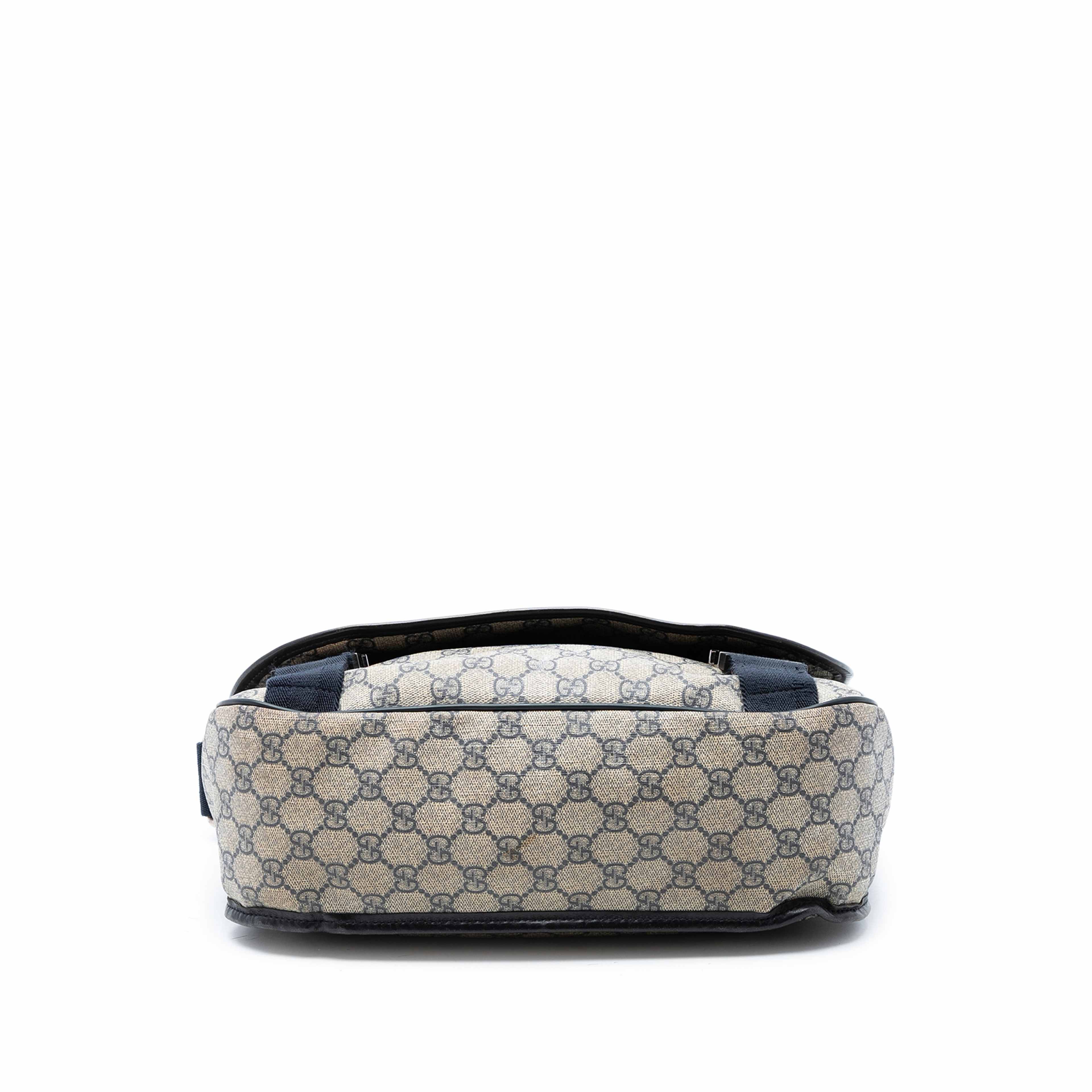 Gucci Gg Supreme Crossbody, från Luxclusif, i färgen beige. Klicka för att öppna bilden i stort format