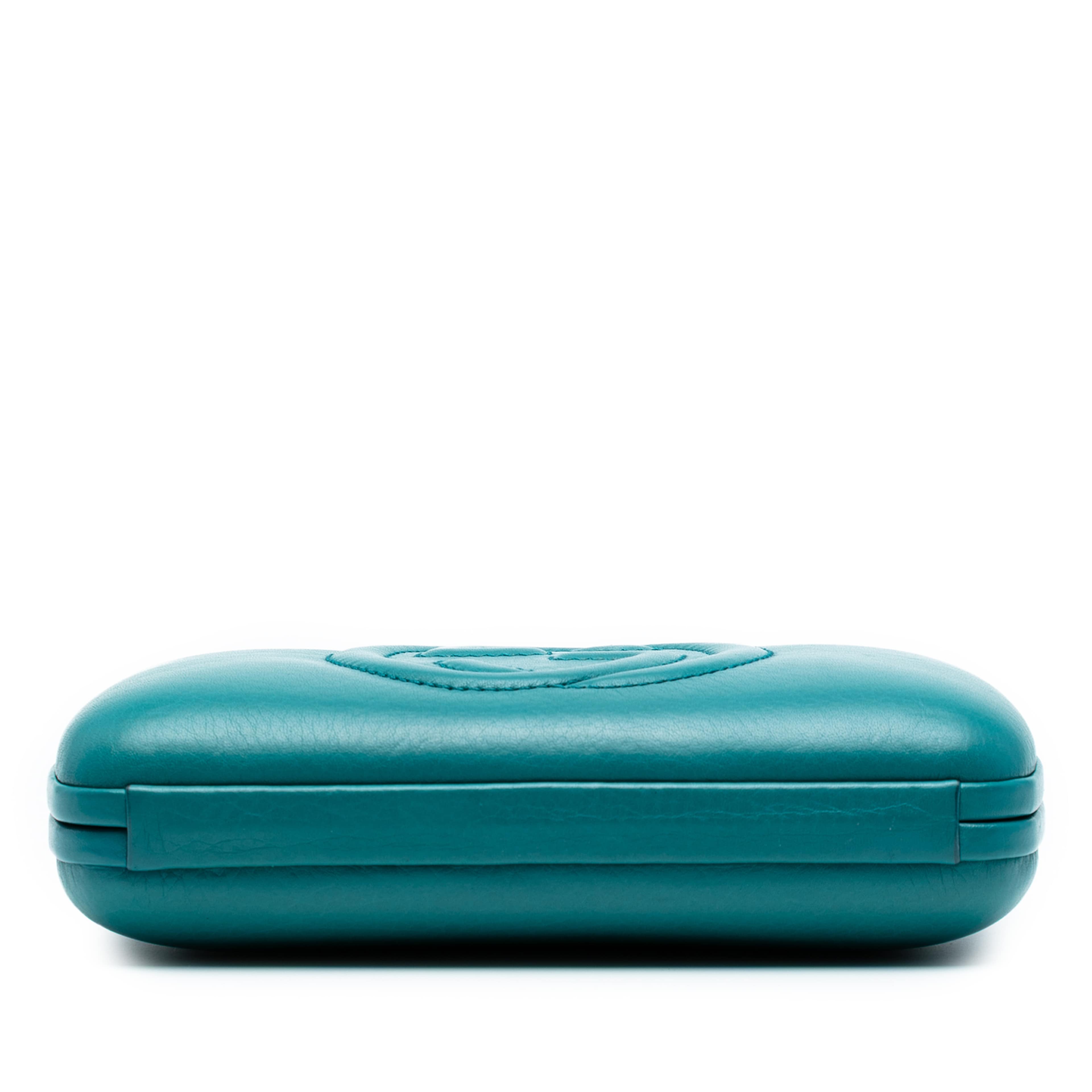 Gucci Leather Soho Clutch On Chain, från Luxclusif, i färgen turquoise. Klicka för att öppna bilden i stort format