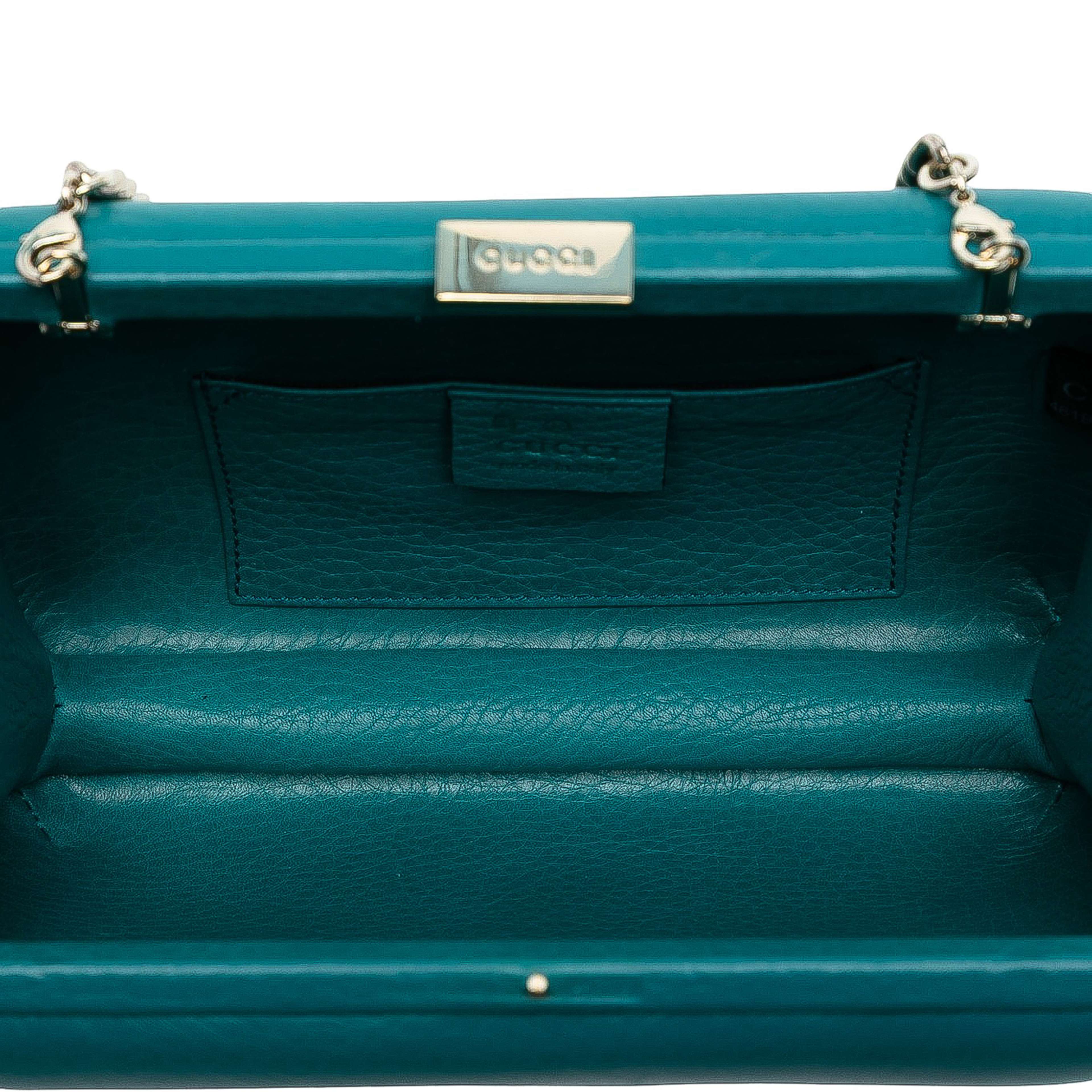 Gucci Leather Soho Clutch On Chain, från Luxclusif, i färgen turquoise. Klicka för att öppna bilden i stort format