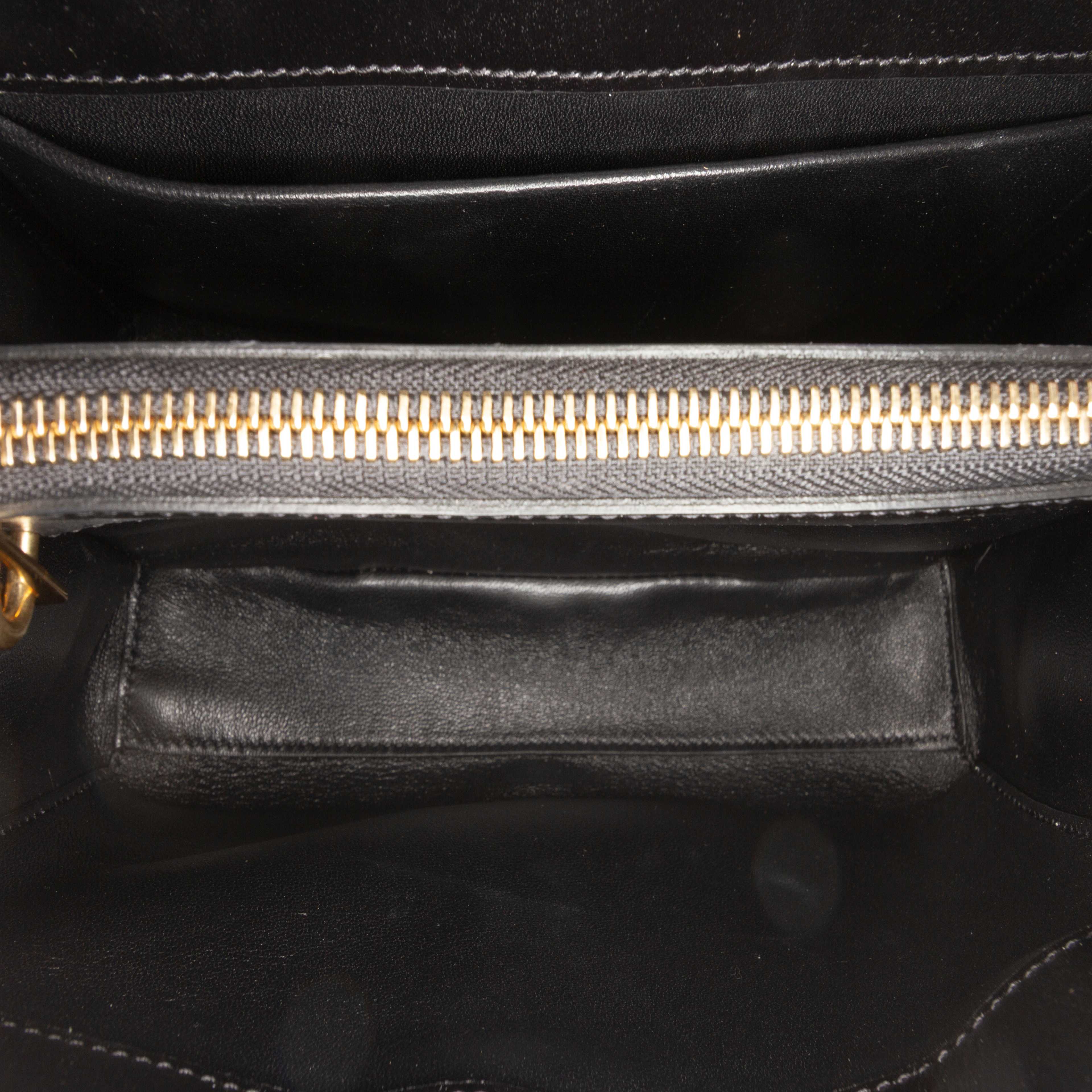 Celine Small Leather 16 Satchel, från Luxclusif, i färgen black. Klicka för att öppna bilden i stort format