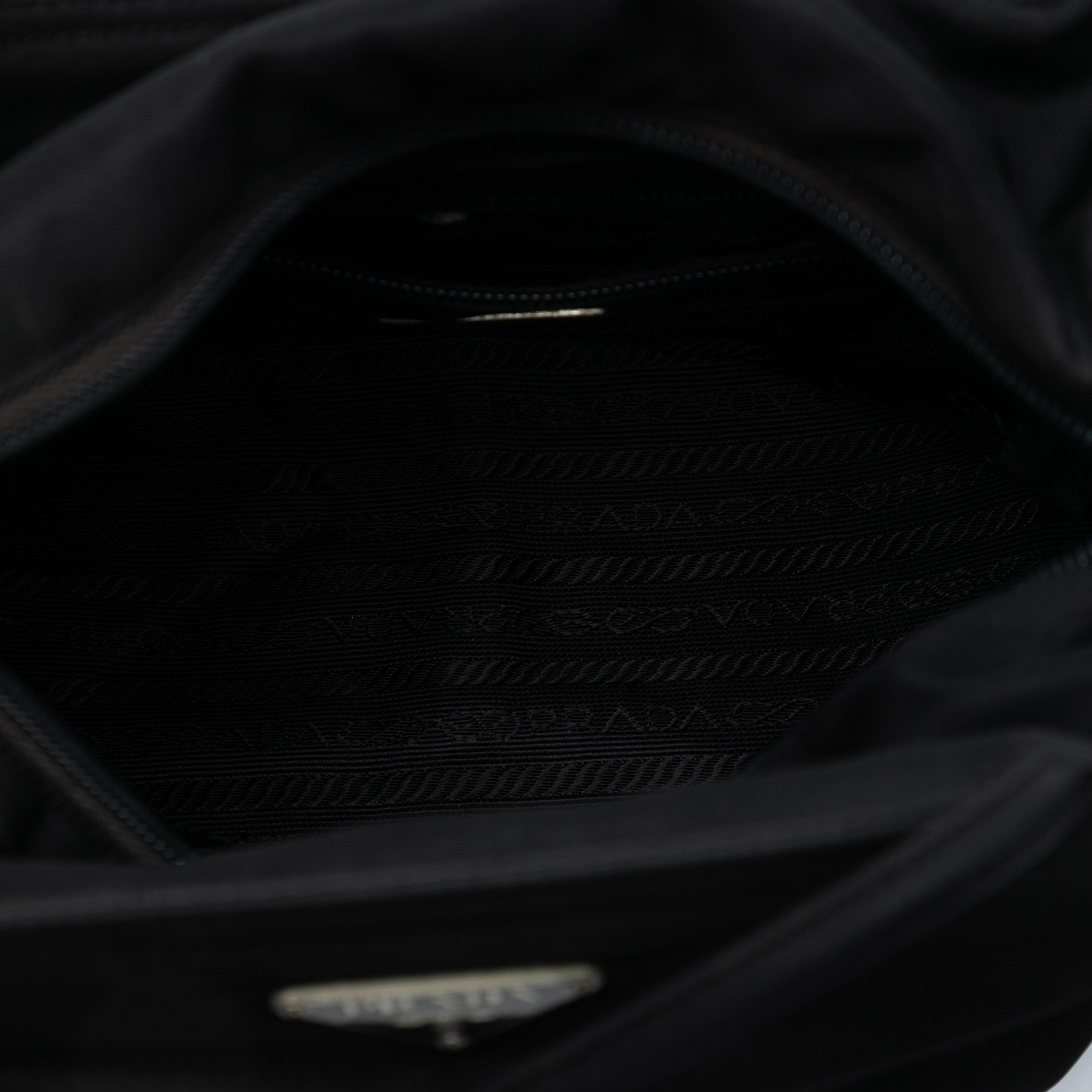 Prada Tessuto Tote, från Luxclusif, i färgen black. Klicka för att öppna bilden i stort format