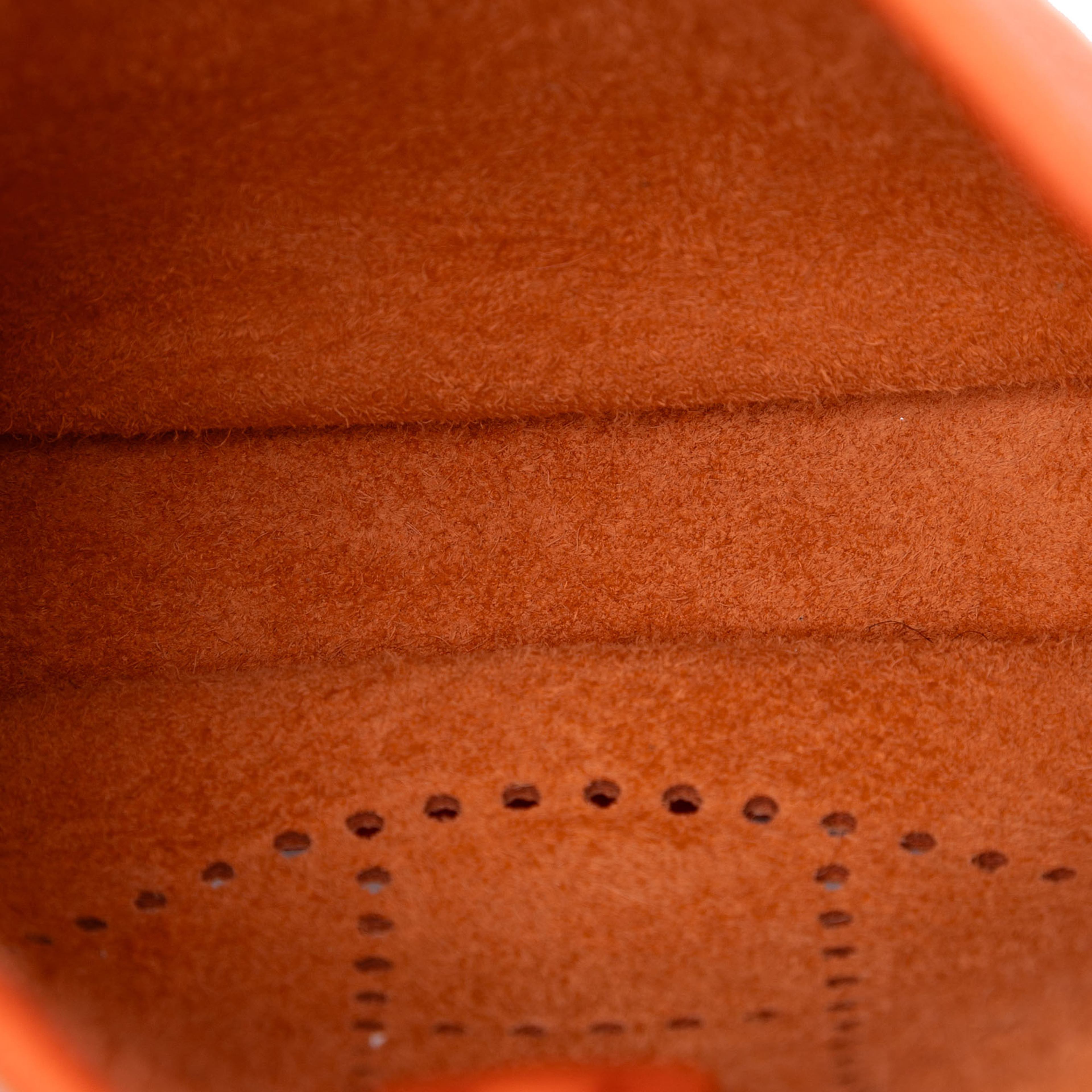 Hermès Clemence Evelyne Tpm 16, från Luxclusif, i färgen dark orange. Klicka för att öppna bilden i stort format