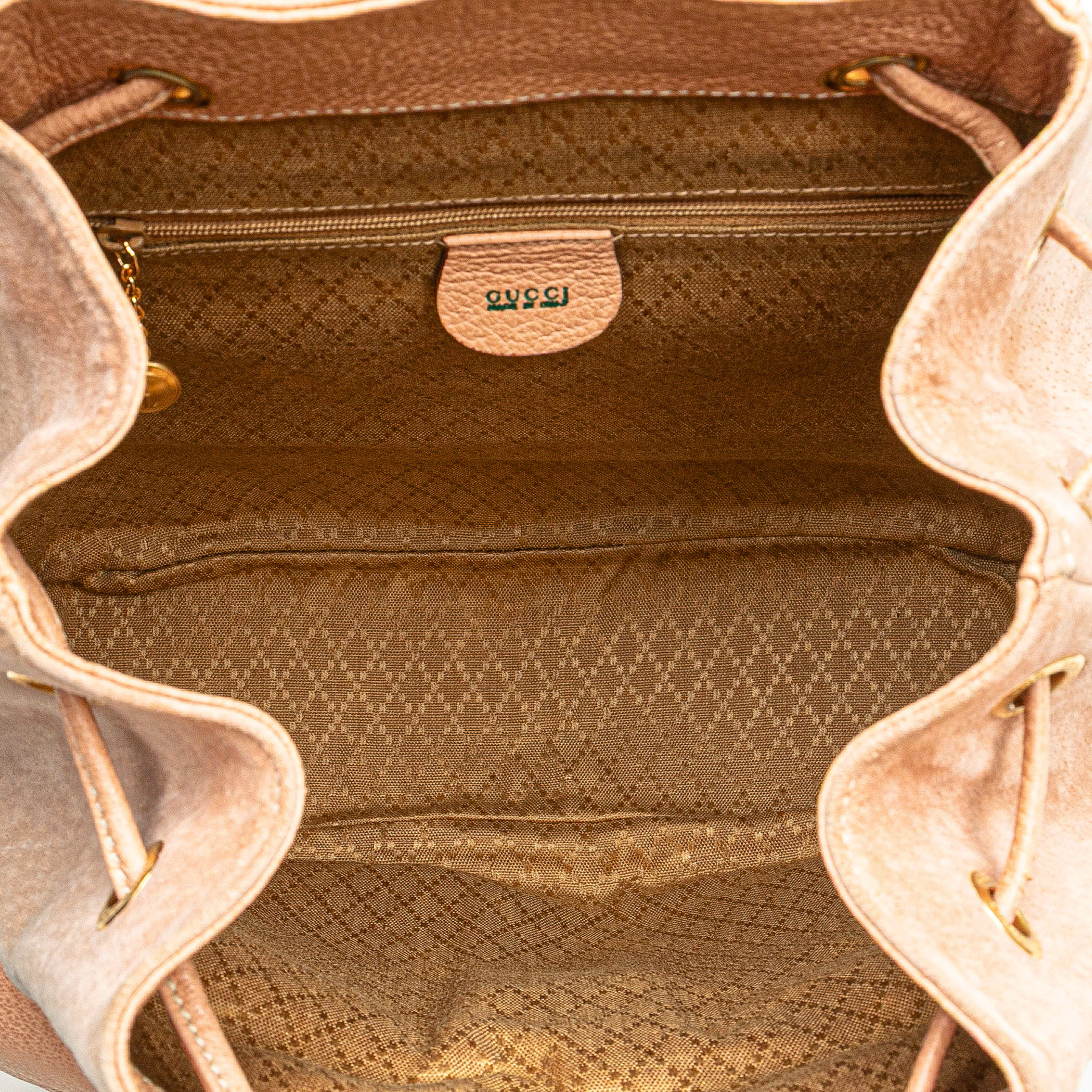 Gucci Suede Bamboo Backpack, från Luxclusif, i färgen beige. Klicka för att öppna bilden i stort format