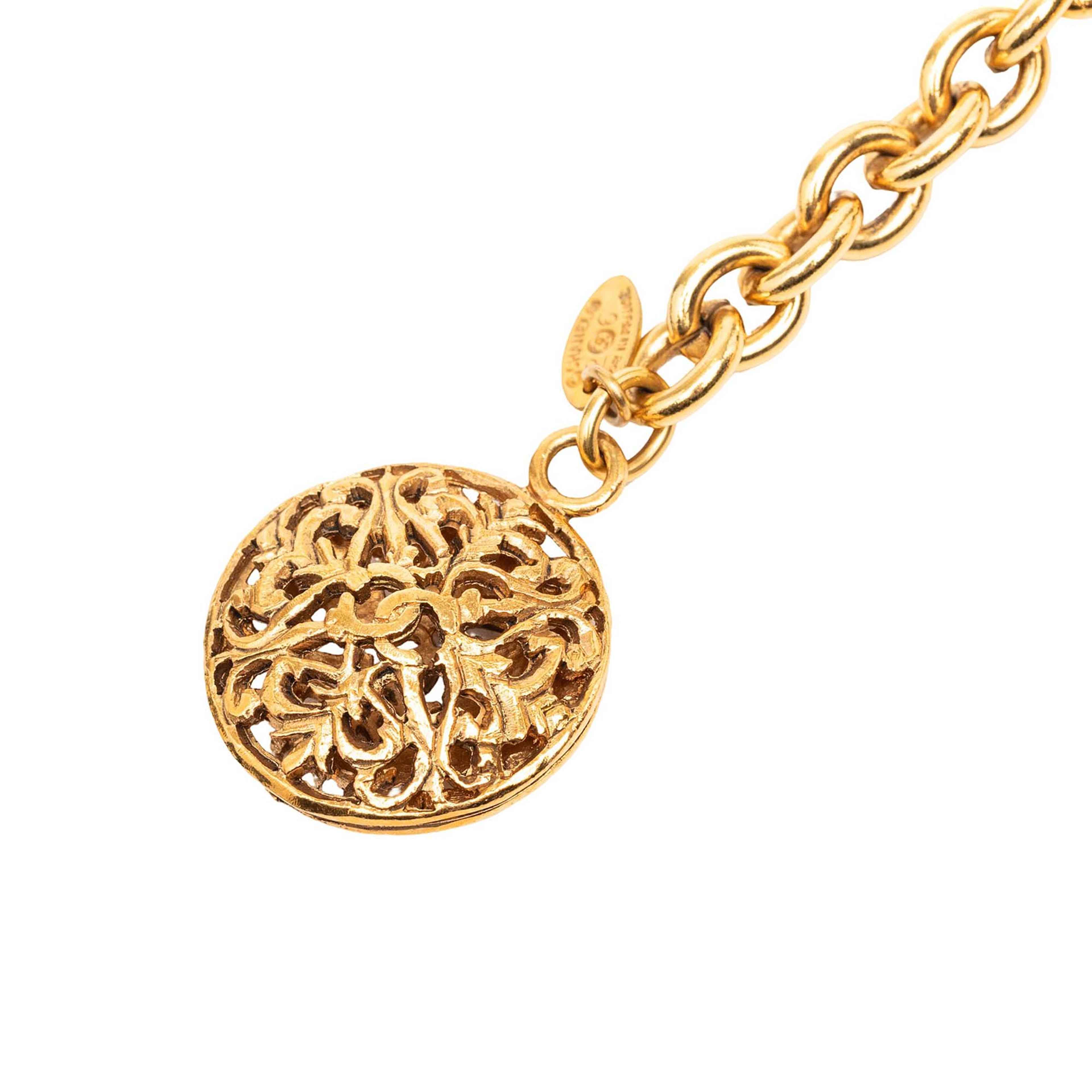 Chanel Gold Plated Equestrian Medallion Chain Belt, från Luxclusif, i färgen gold. Klicka för att öppna bilden i stort format