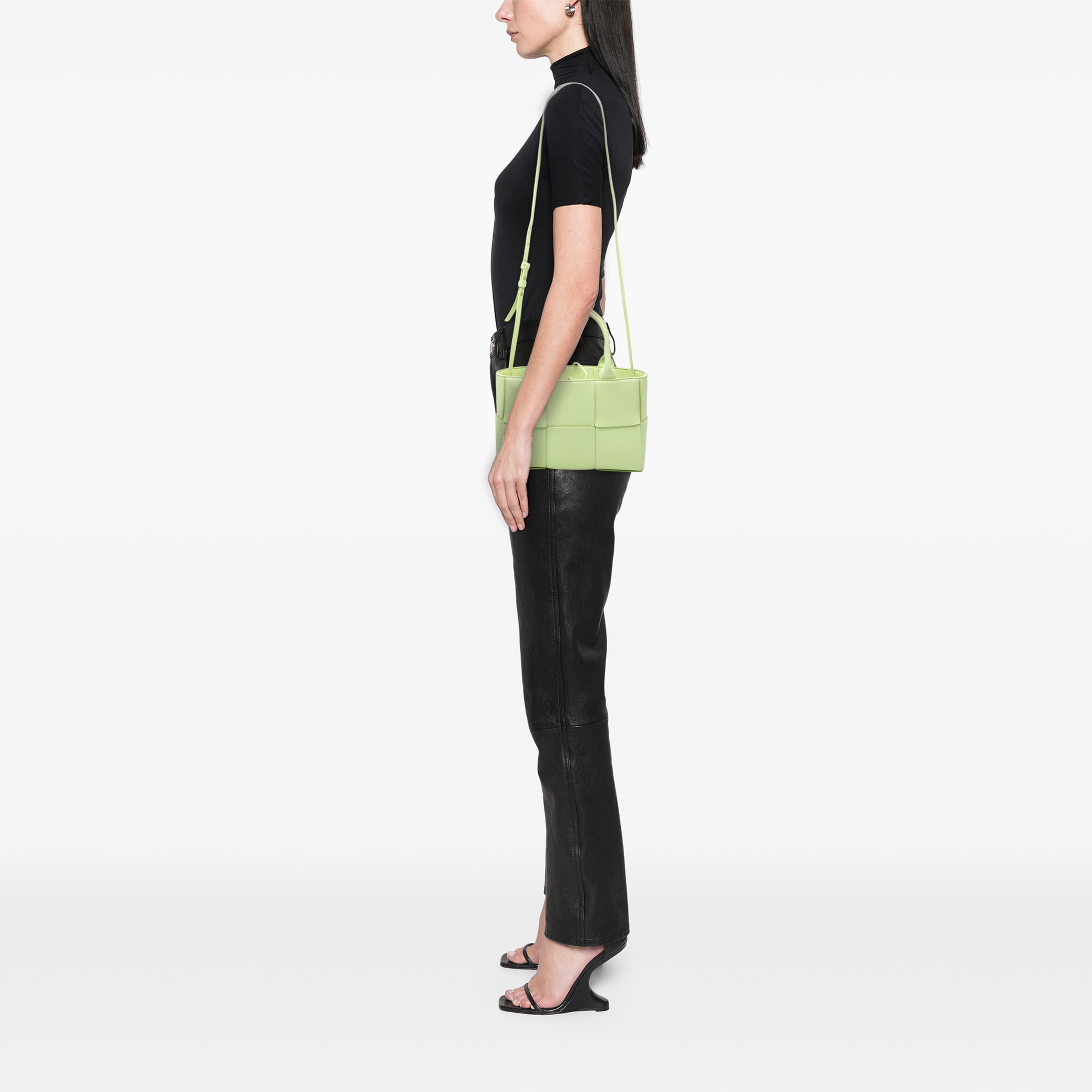 Bottega Veneta Mini Nappa Maxi Intrecciato Arco Tote, från Luxclusif, i färgen grön. Klicka för att öppna bilden i stort format