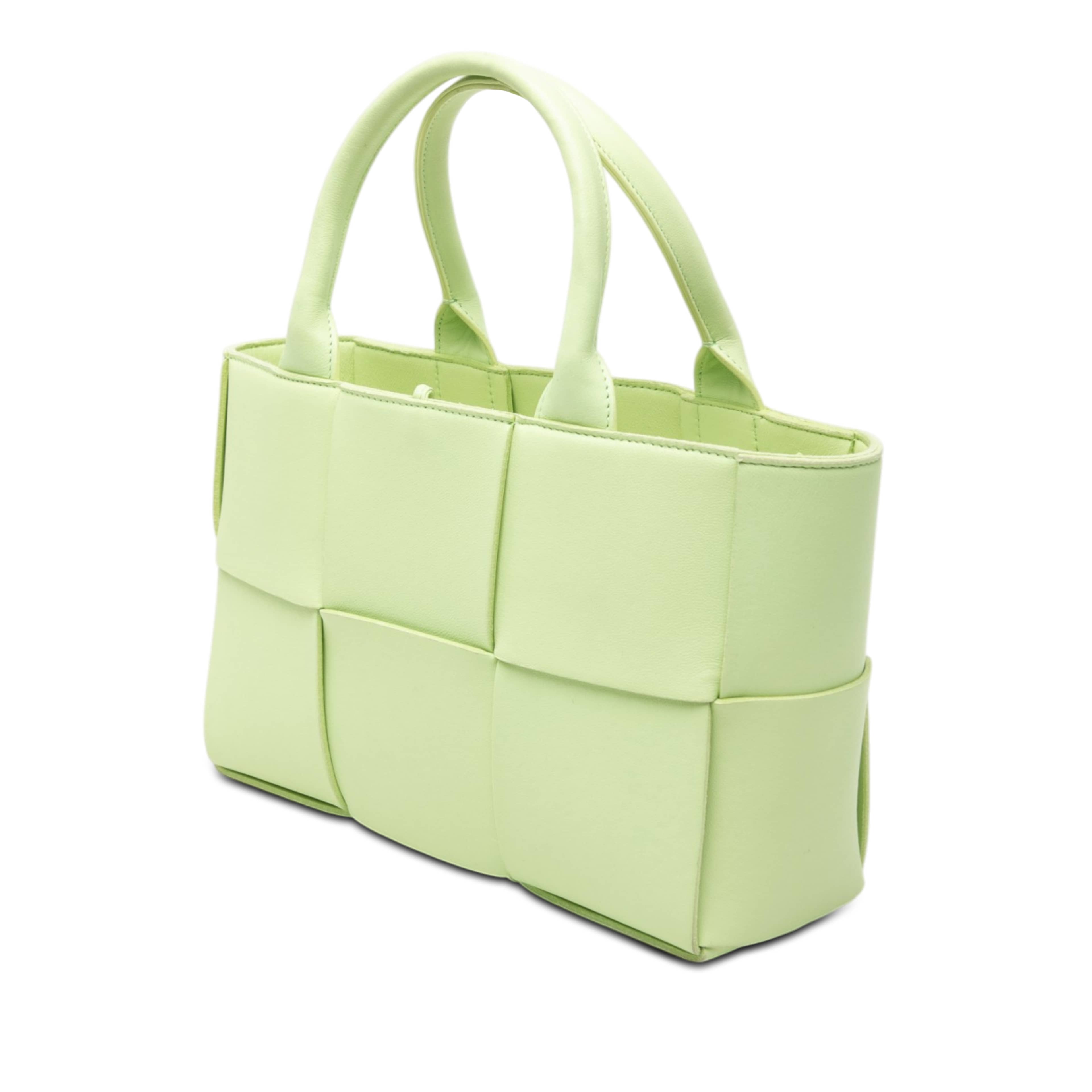 Bottega Veneta Mini Nappa Maxi Intrecciato Arco Tote, från Luxclusif, i färgen grön. Klicka för att öppna bilden i stort format