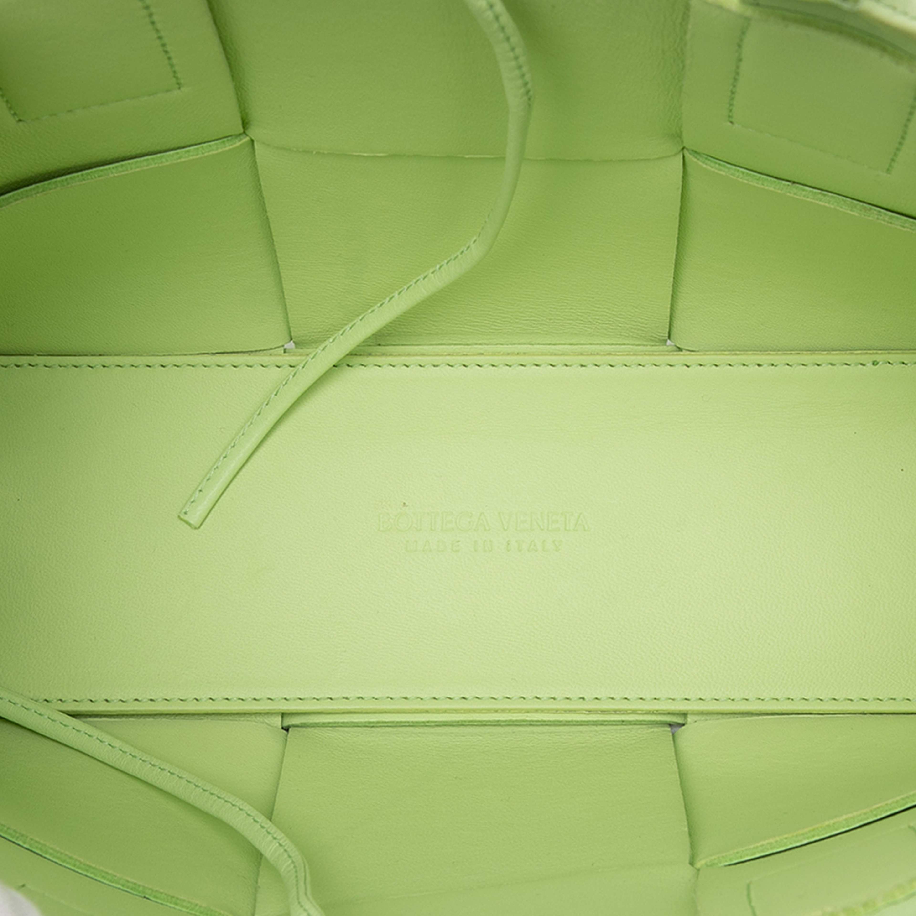 Bottega Veneta Mini Nappa Maxi Intrecciato Arco Tote, från Luxclusif, i färgen mint. Klicka för att öppna bilden i stort format