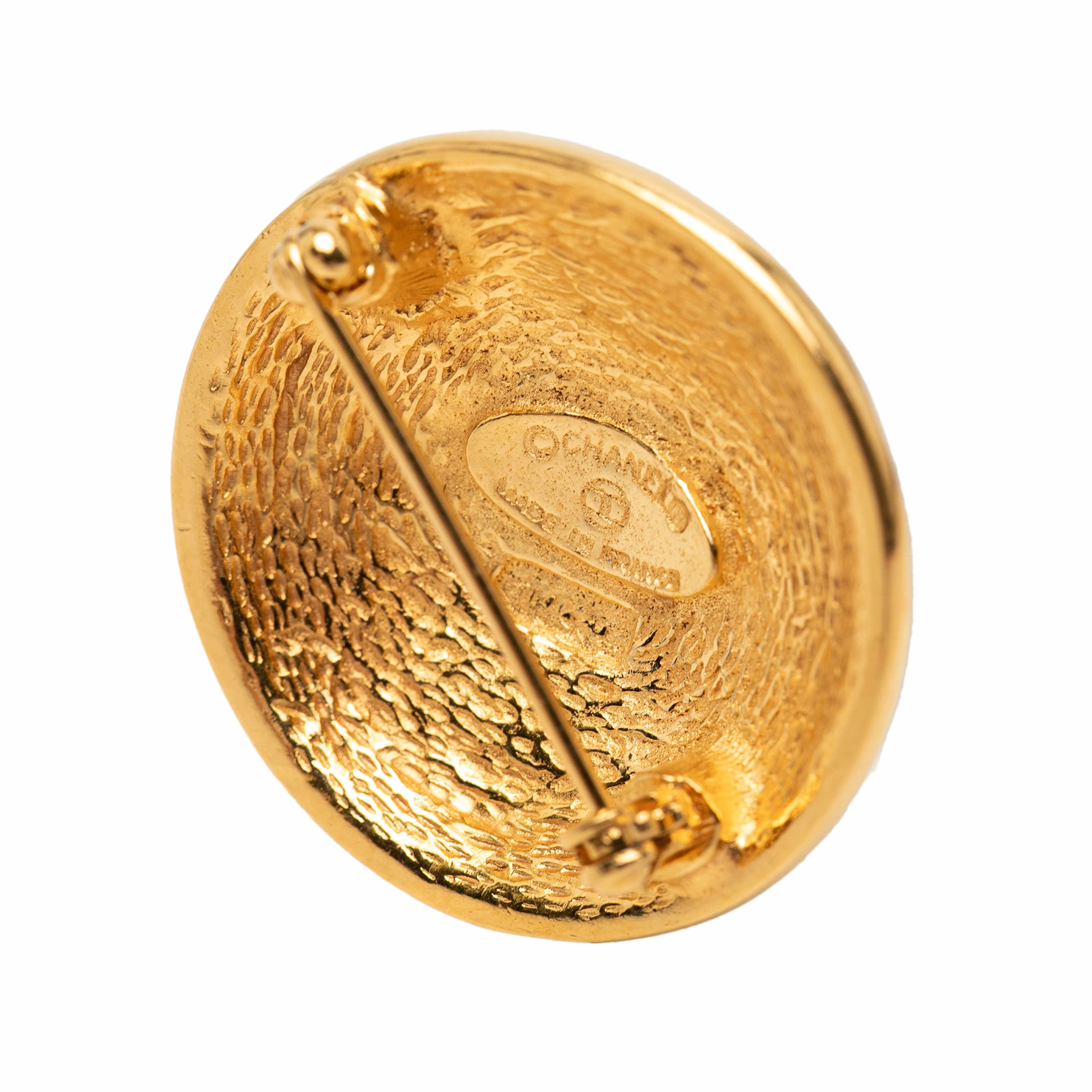 Chanel Cc Gold Plated Quilted Round Brooch, från Luxclusif, i färgen guld. Klicka för att öppna bilden i stort format