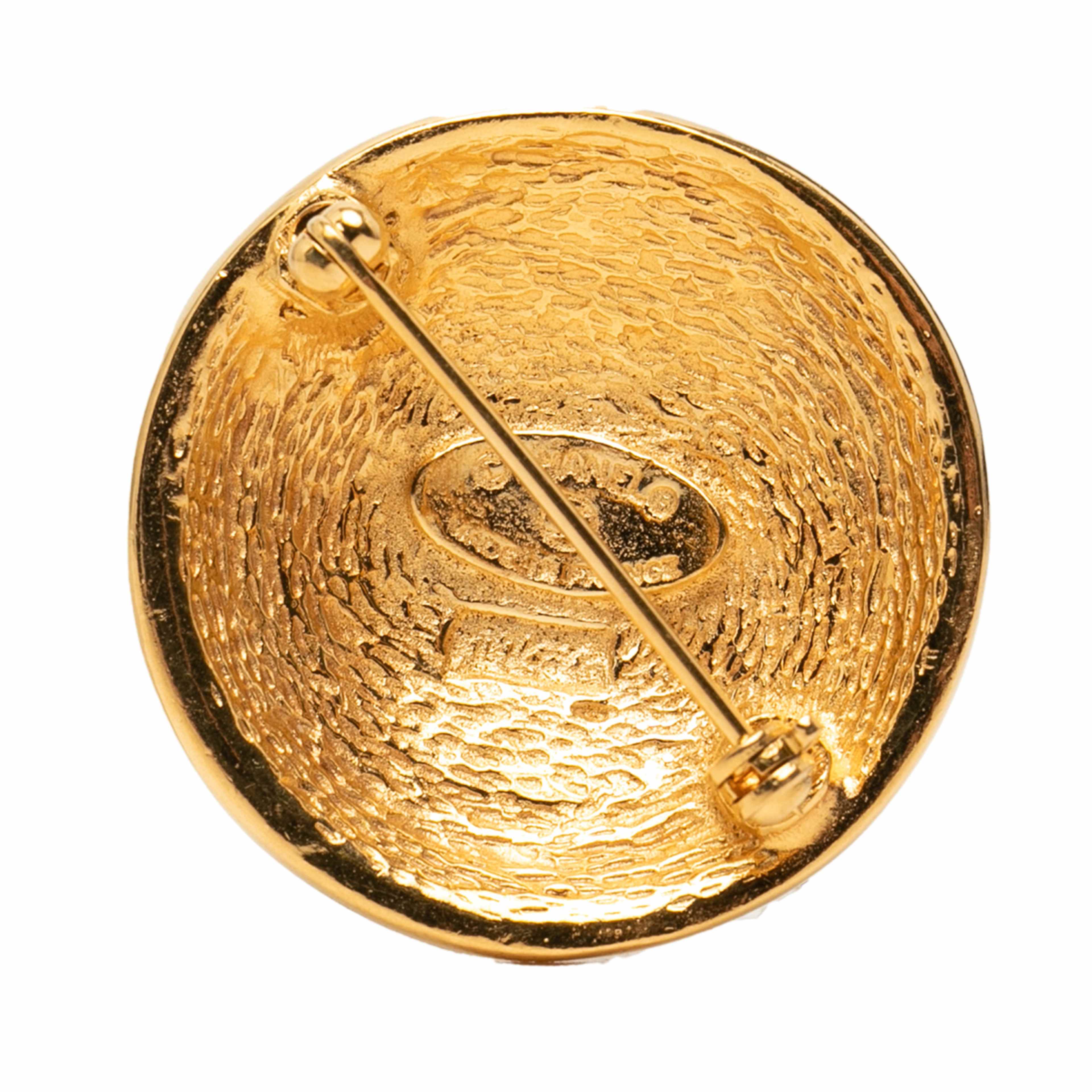 Chanel Cc Gold Plated Quilted Round Brooch, från Luxclusif, i färgen guld. Klicka för att öppna bilden i stort format